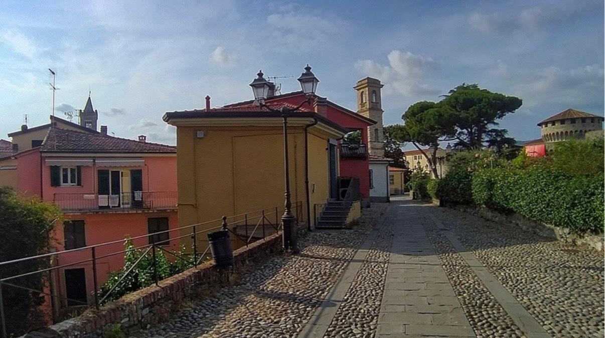 Bilocale con terrazzo a Sarzana