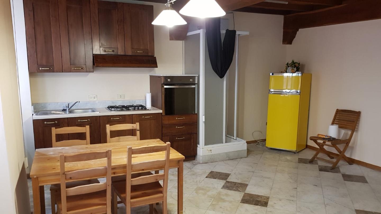 Bilocale arredato in affitto a Carrara