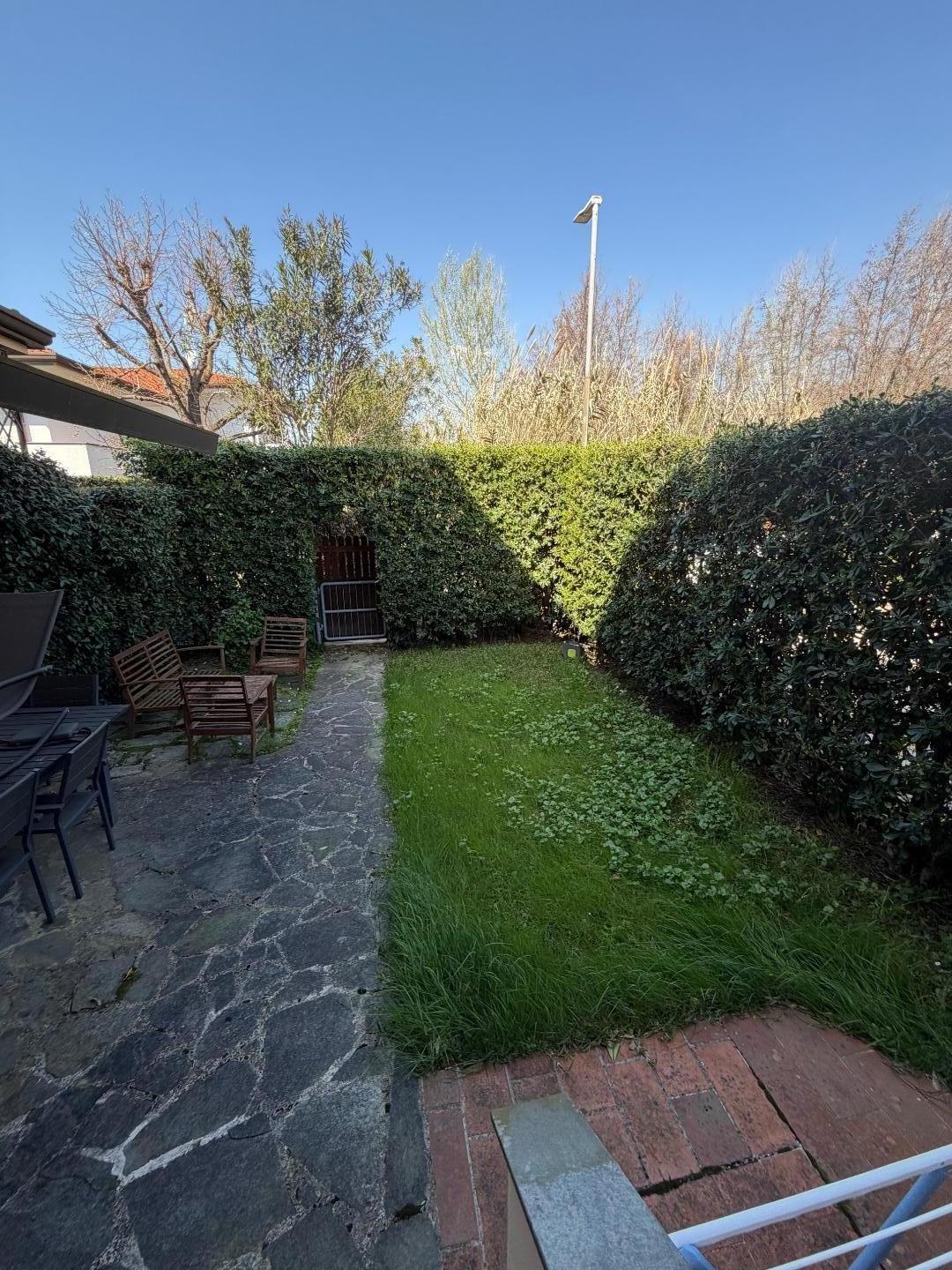 Villa Bifamiliare arredata in affitto a Forte dei Marmi