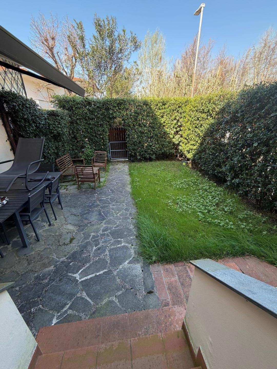 Villa Bifamiliare arredata in affitto a Forte dei Marmi