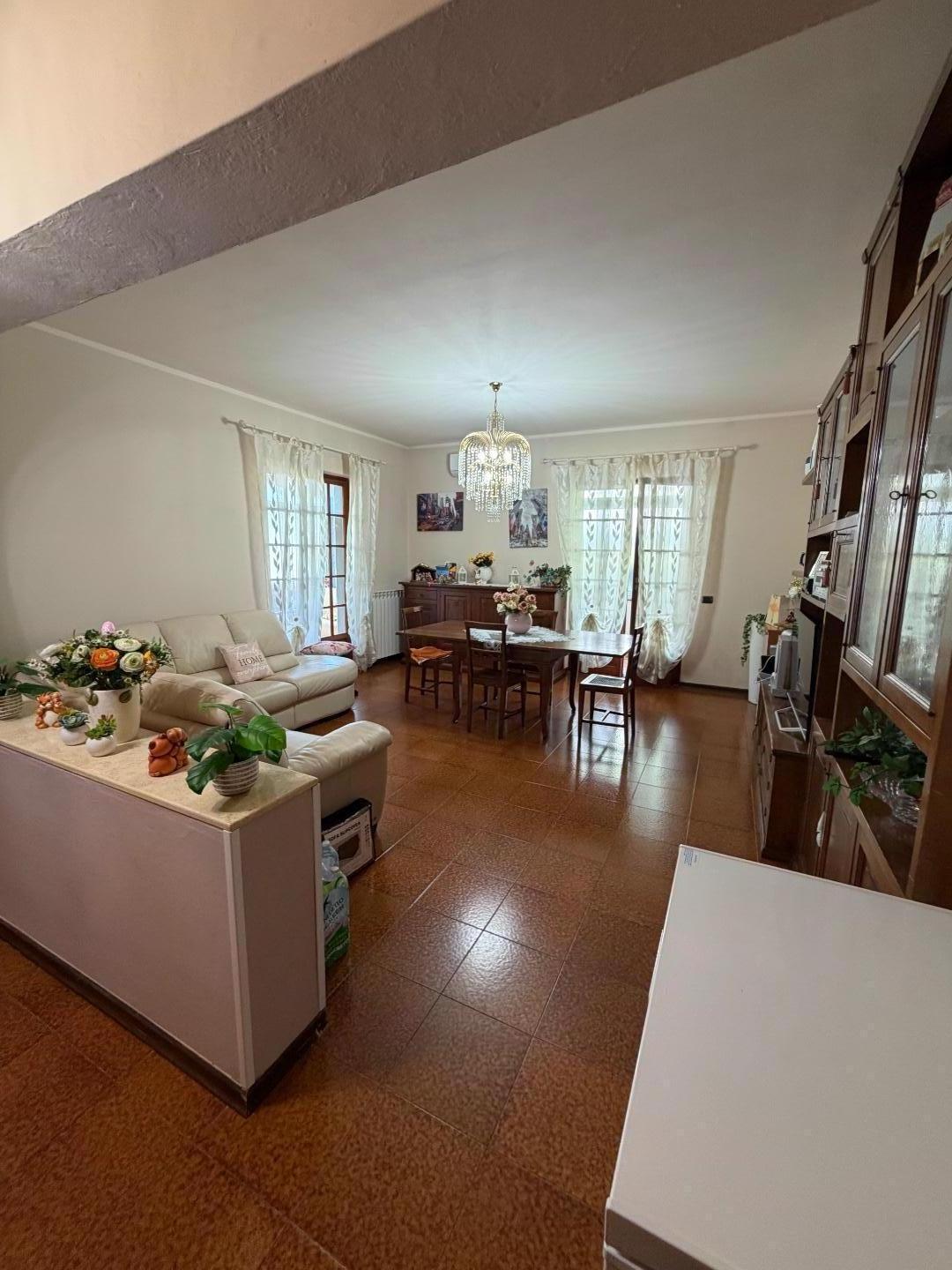Villa Trifamiliari con giardino a Castelnuovo Magra