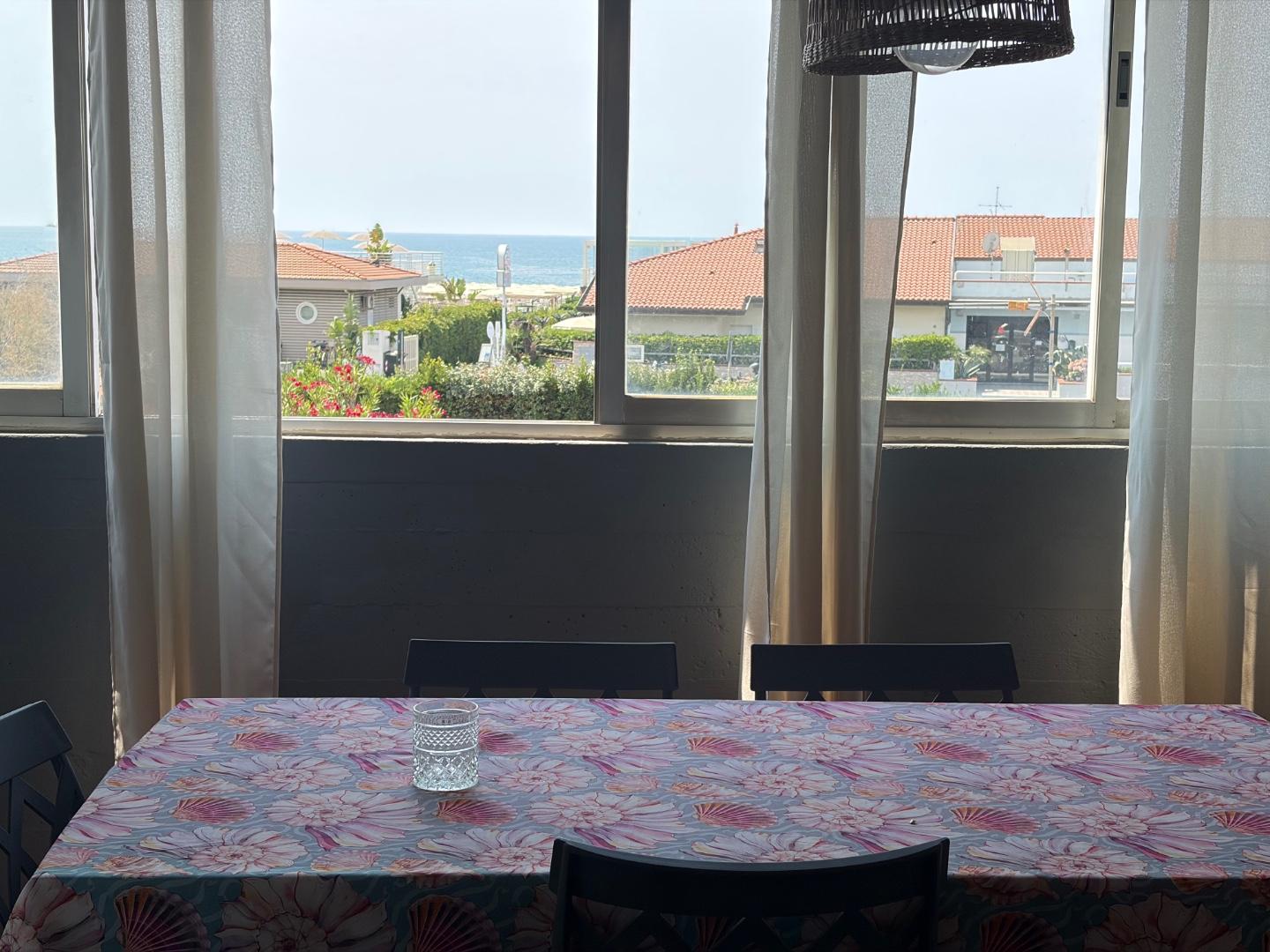 Attico con terrazzi, Carrara marina di