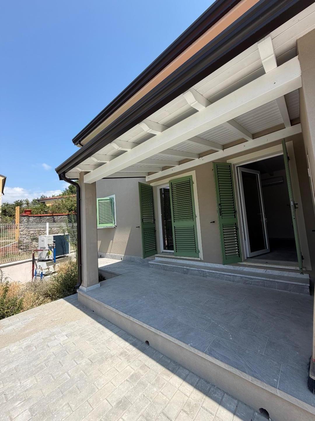 Villa Bifamiliare con giardino a Sarzana