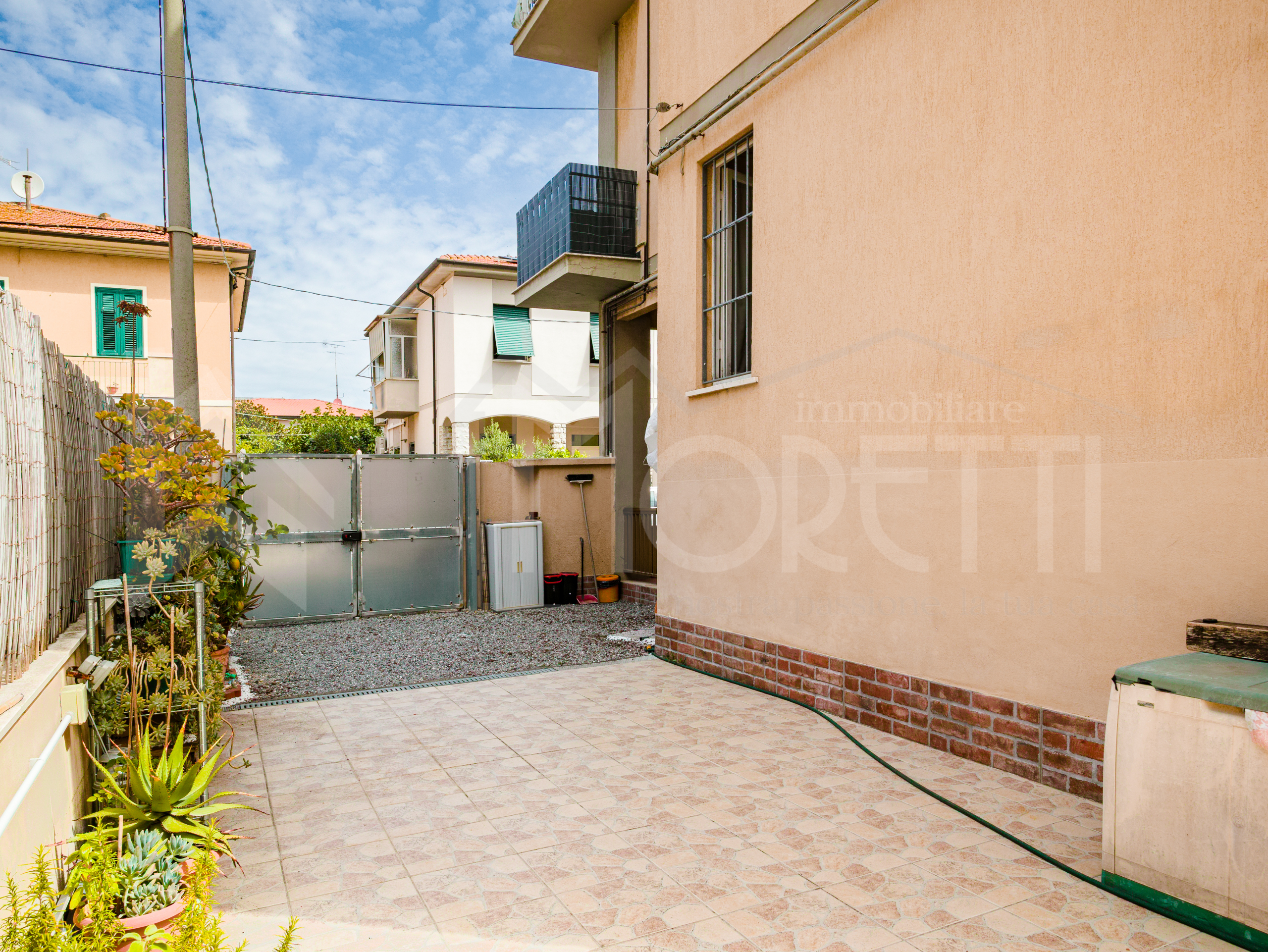 Appartamento con giardino in via dell'alloro, Livorno