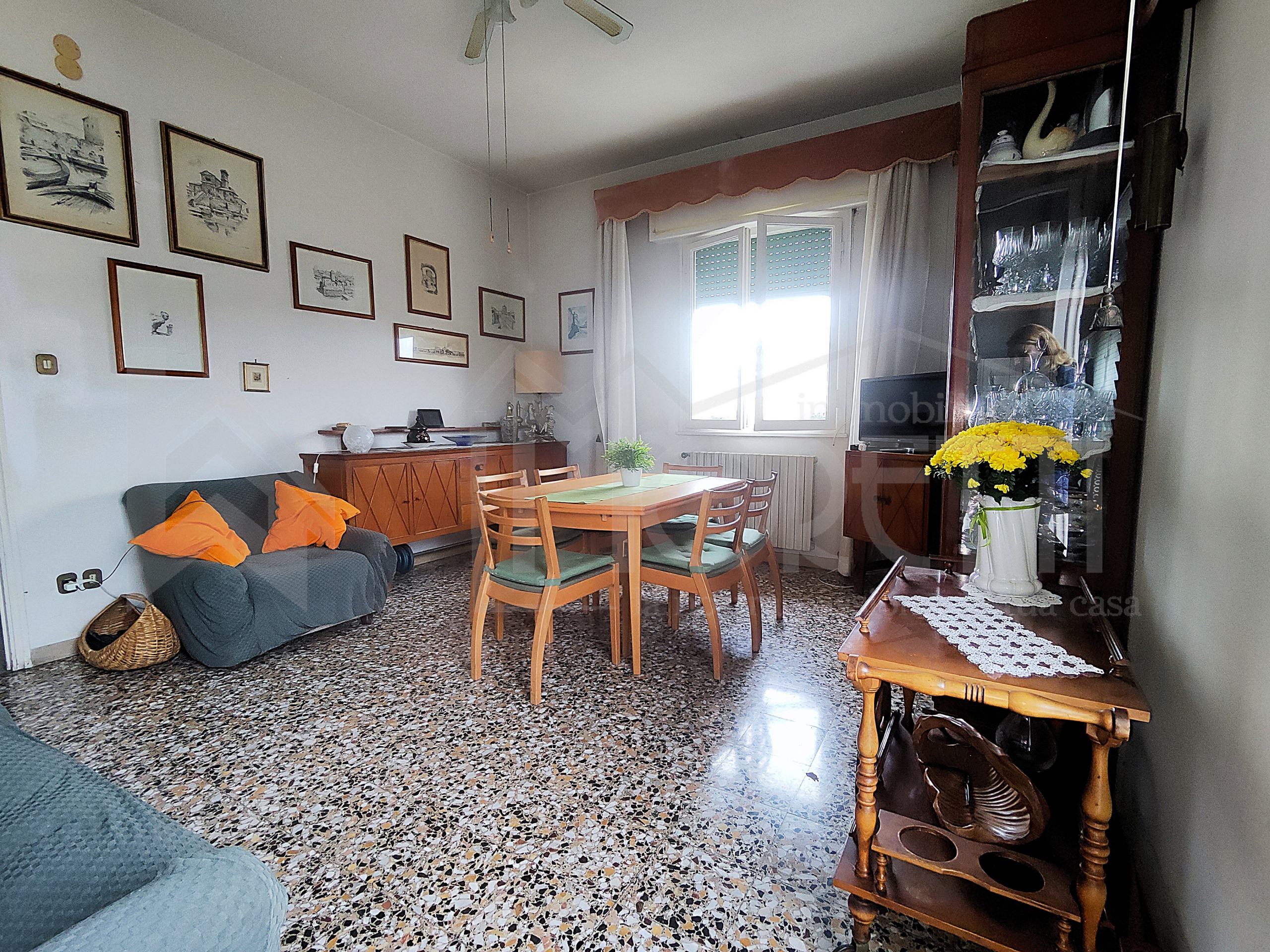 Appartamento con terrazzo in viale mameli, Livorno