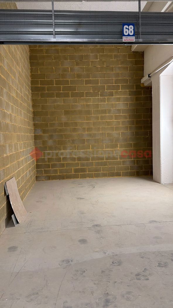 Box/Garage 23mq in vendita a Roma