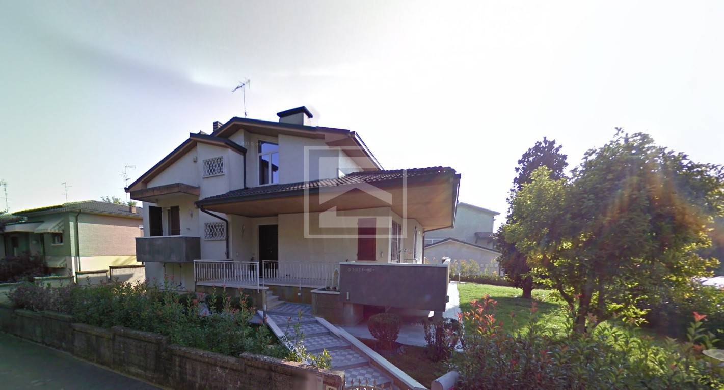 Villa con terrazzo a Reggiolo