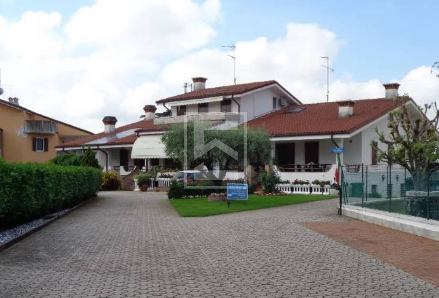 Villa con box a Castelnuovo del Garda