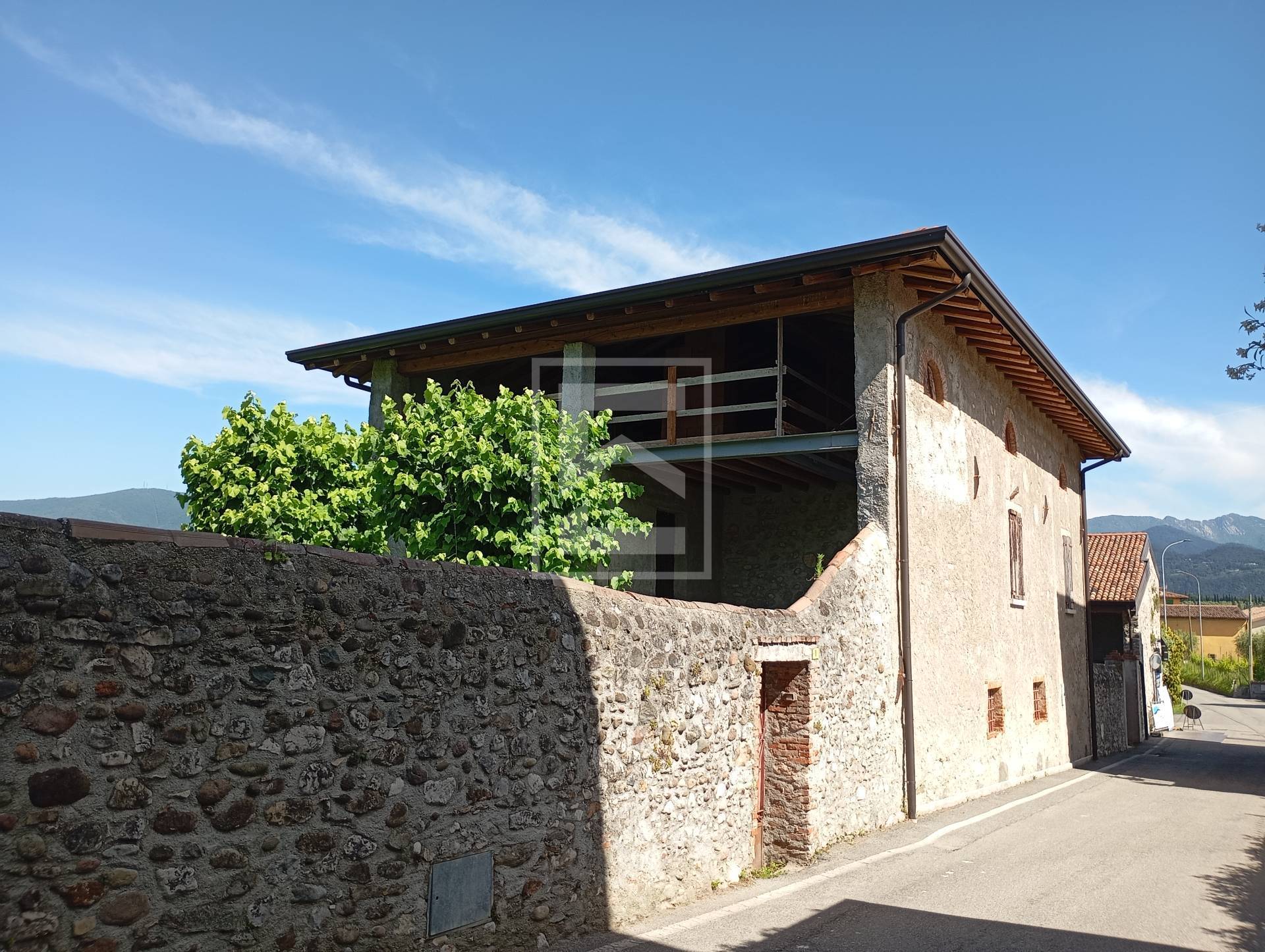 Rustico in vendita a Puegnago sul Garda