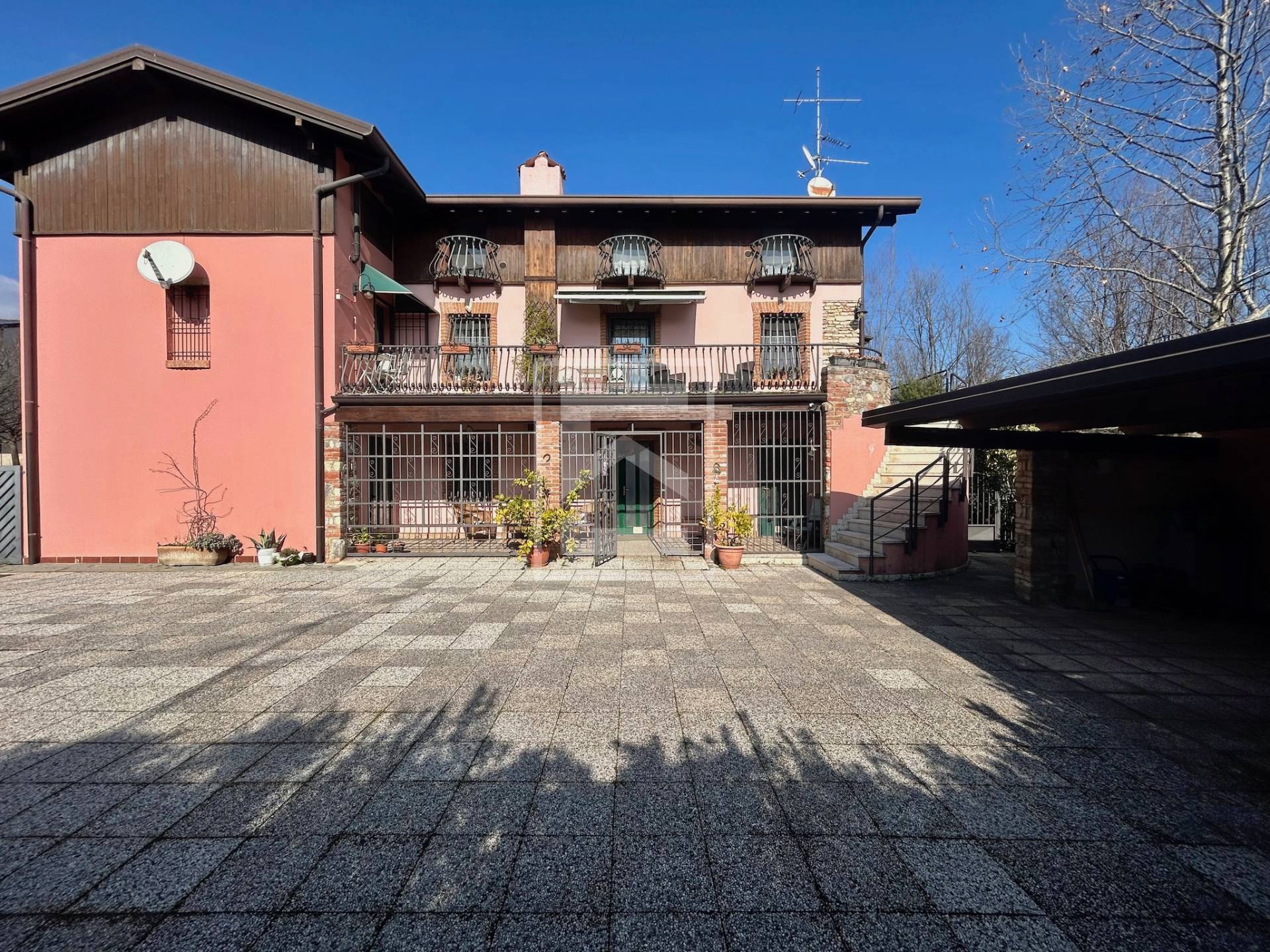 Casa Indipendente in vendita a Desenzano del Garda