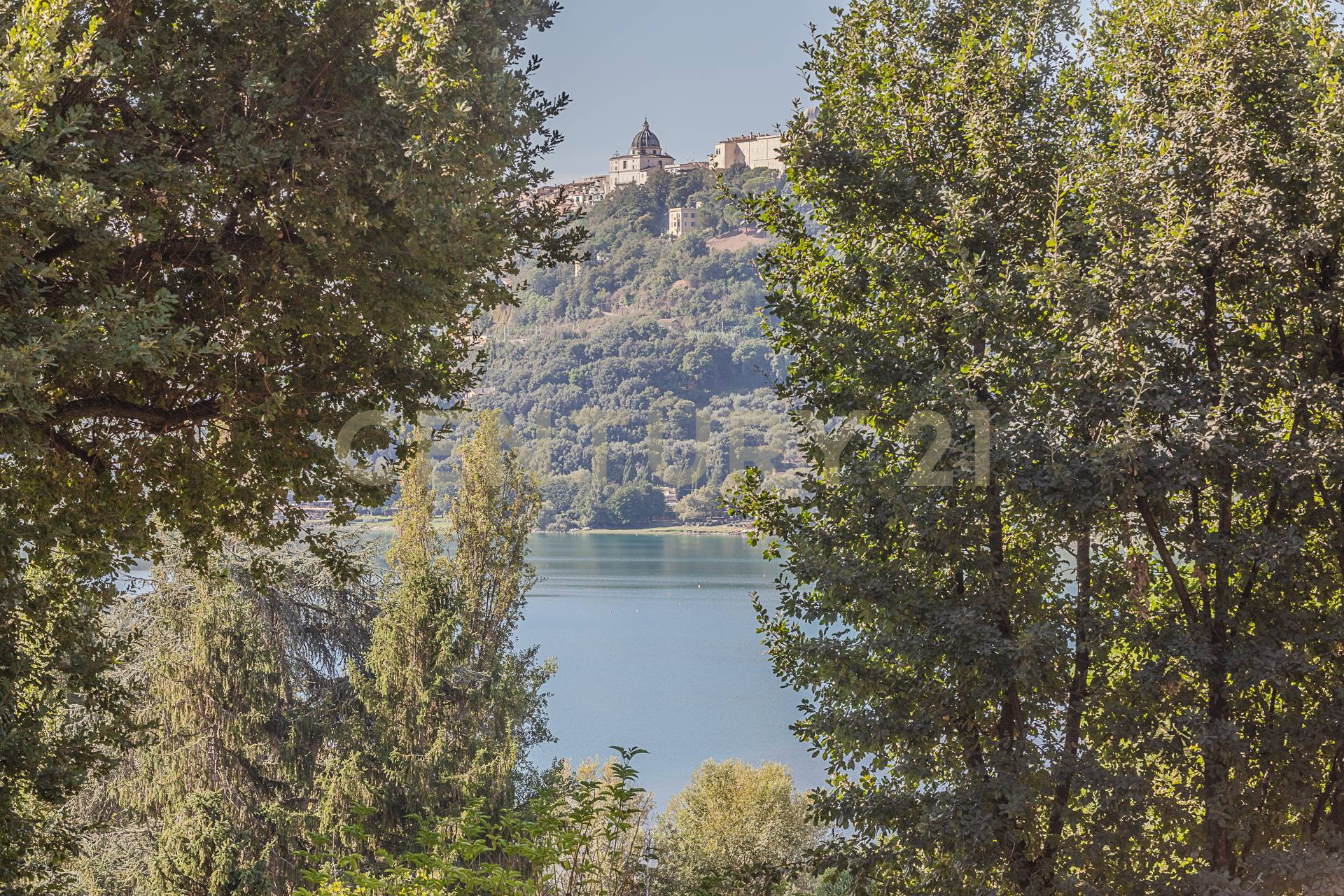 Villa con giardino in via spiaggia del lago 17b, Castel Gandolfo