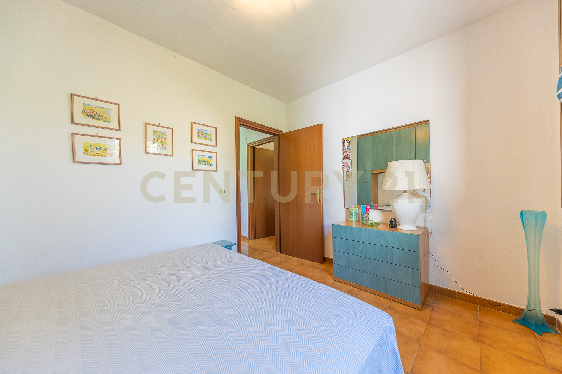 Villa con giardino in strada isola bella 43, Latina