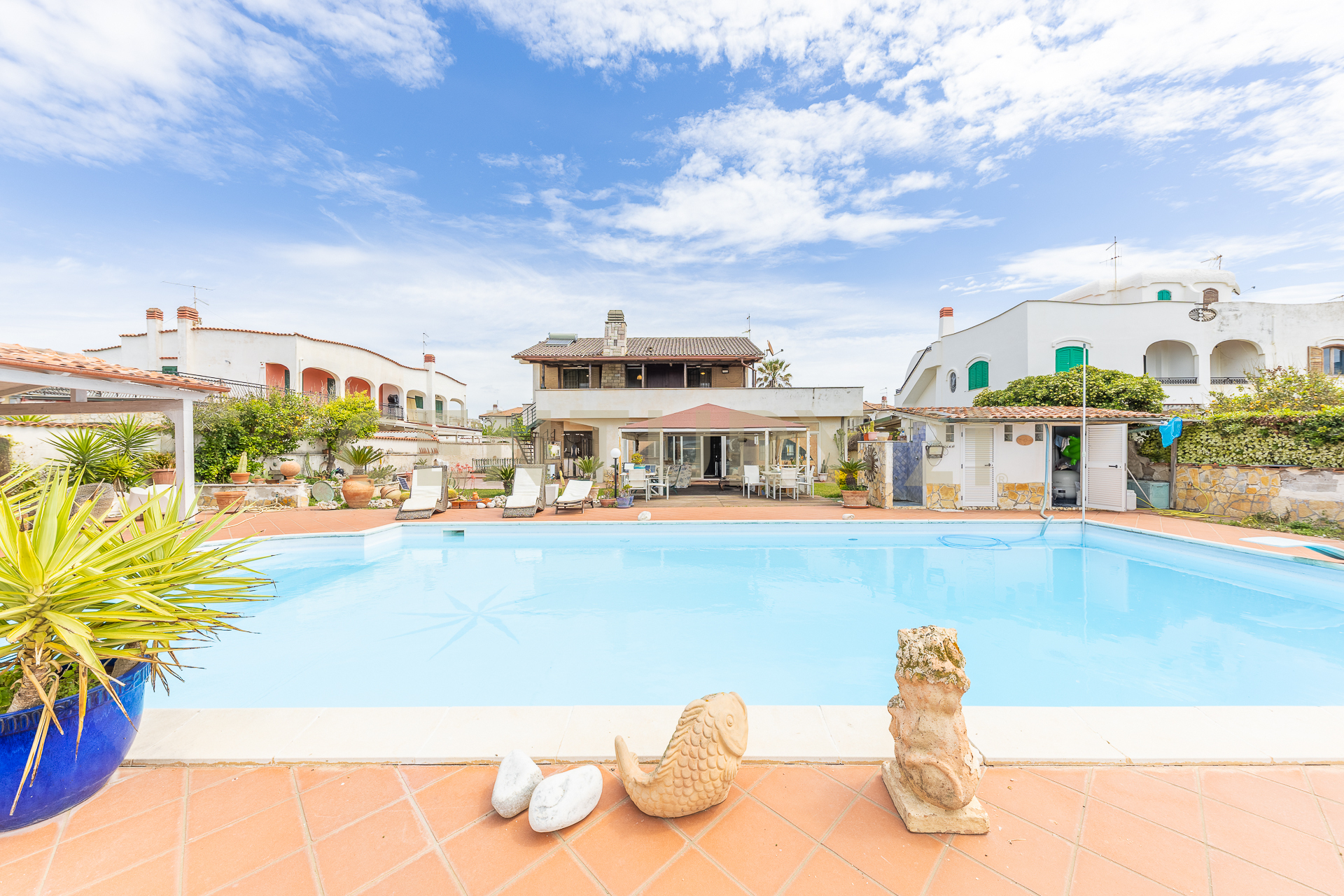 Villa con giardino in via calabria 4, Ardea