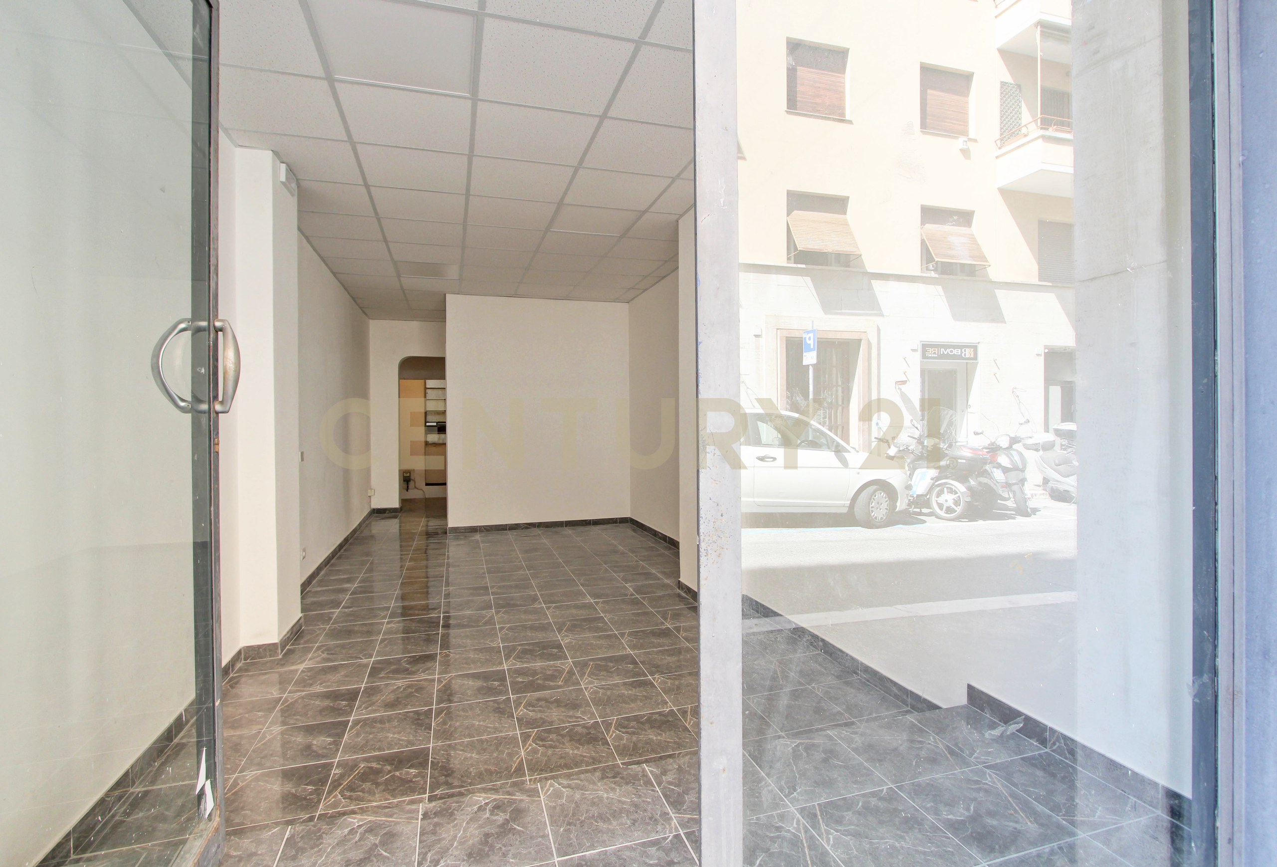 Locale commerciale in affitto in via ruggero fauro 21, Roma