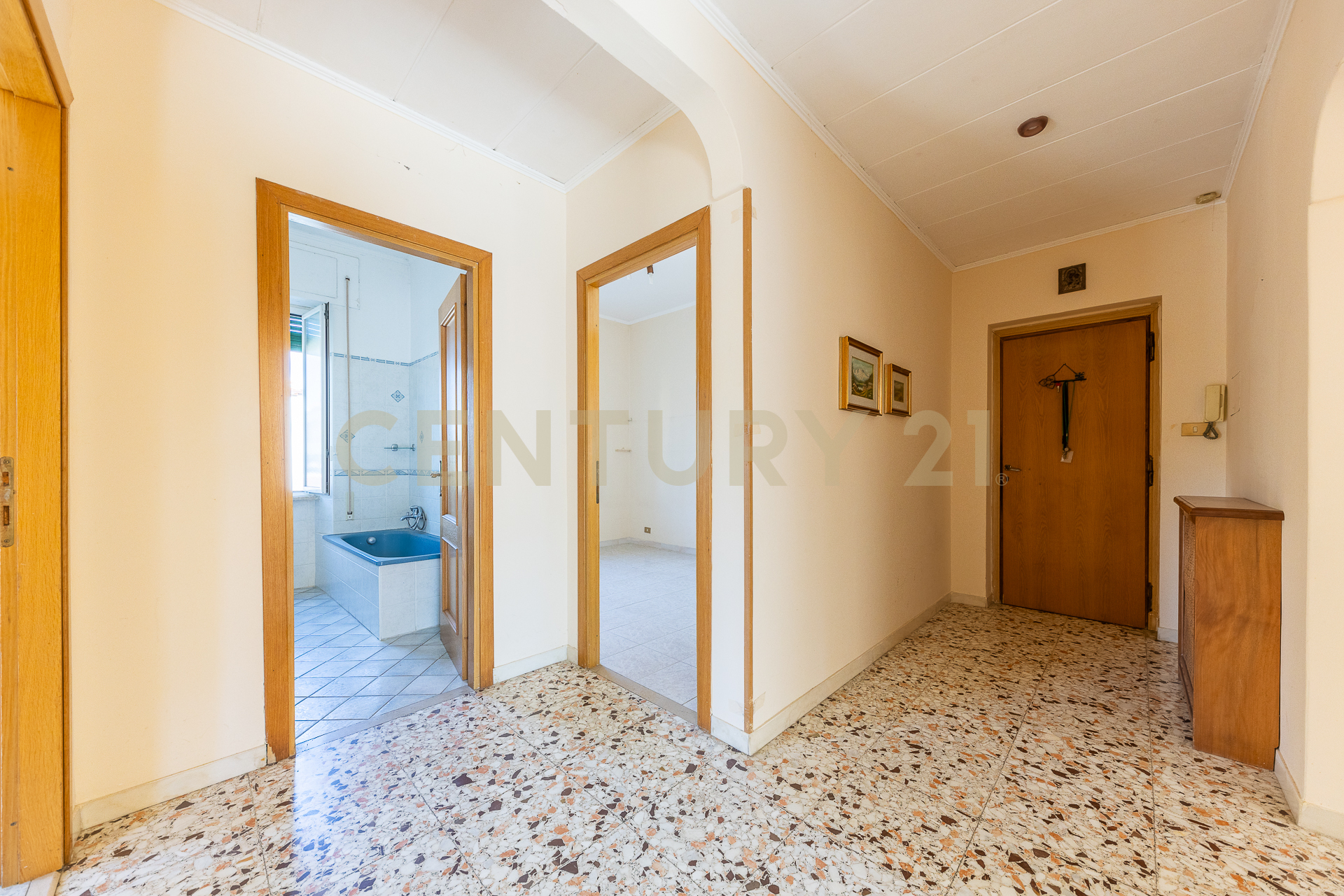 Trilocale da ristrutturare in via etruschi 5, Anzio