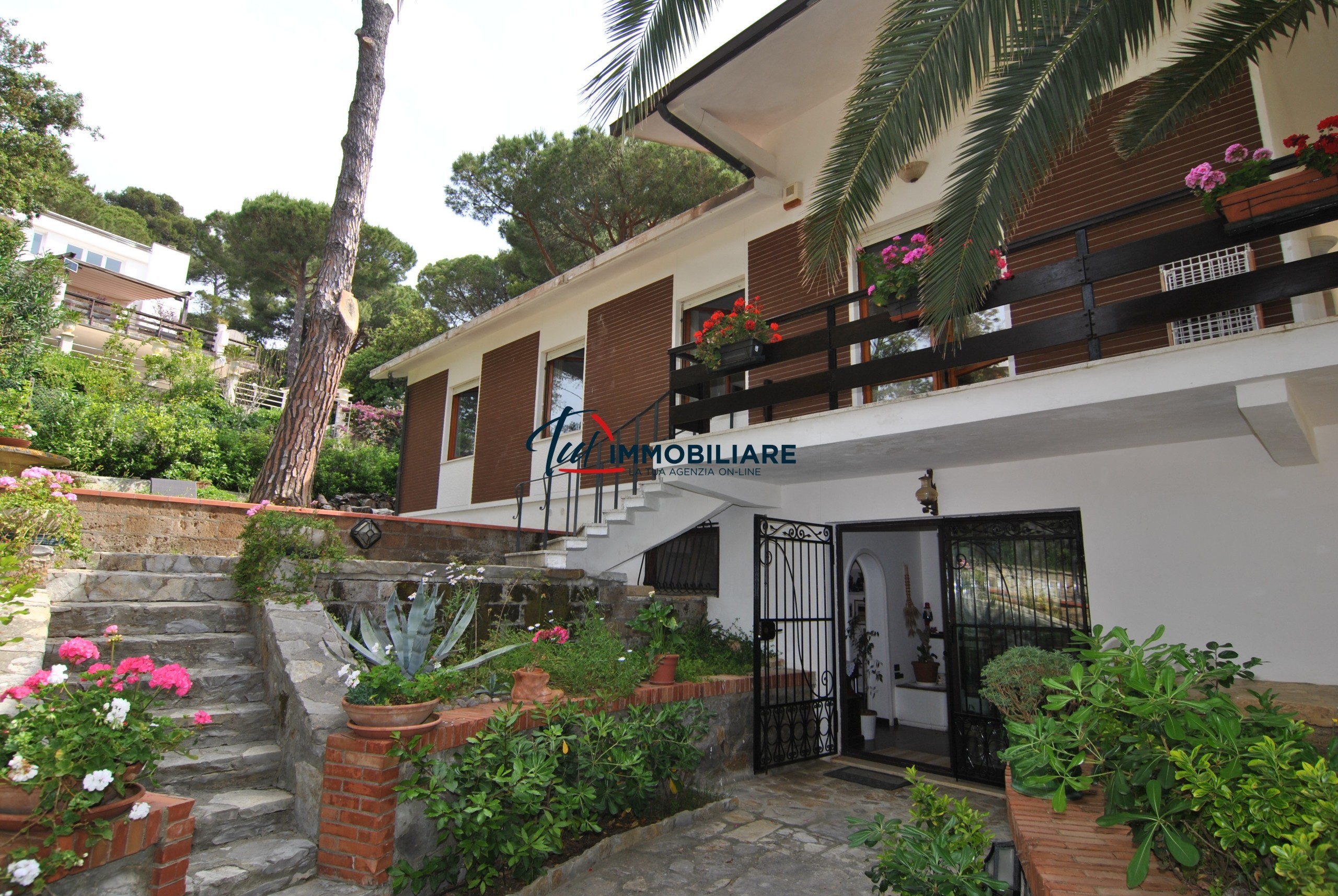Villa con giardino in via kaiser parodi 15, Livorno
