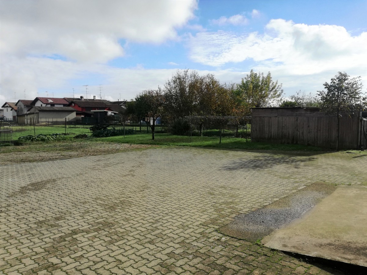 Capannone in vendita a Pezzana