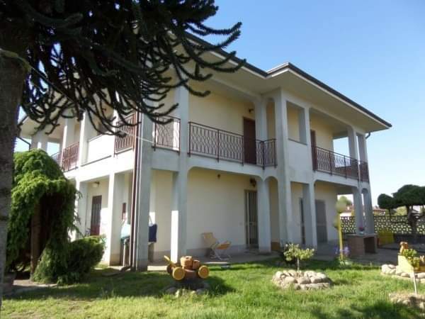 Villa con giardino in via magenta 4, Villata