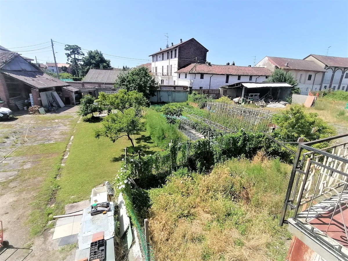 Casa indipendente con giardino in via adua 10, Pezzana