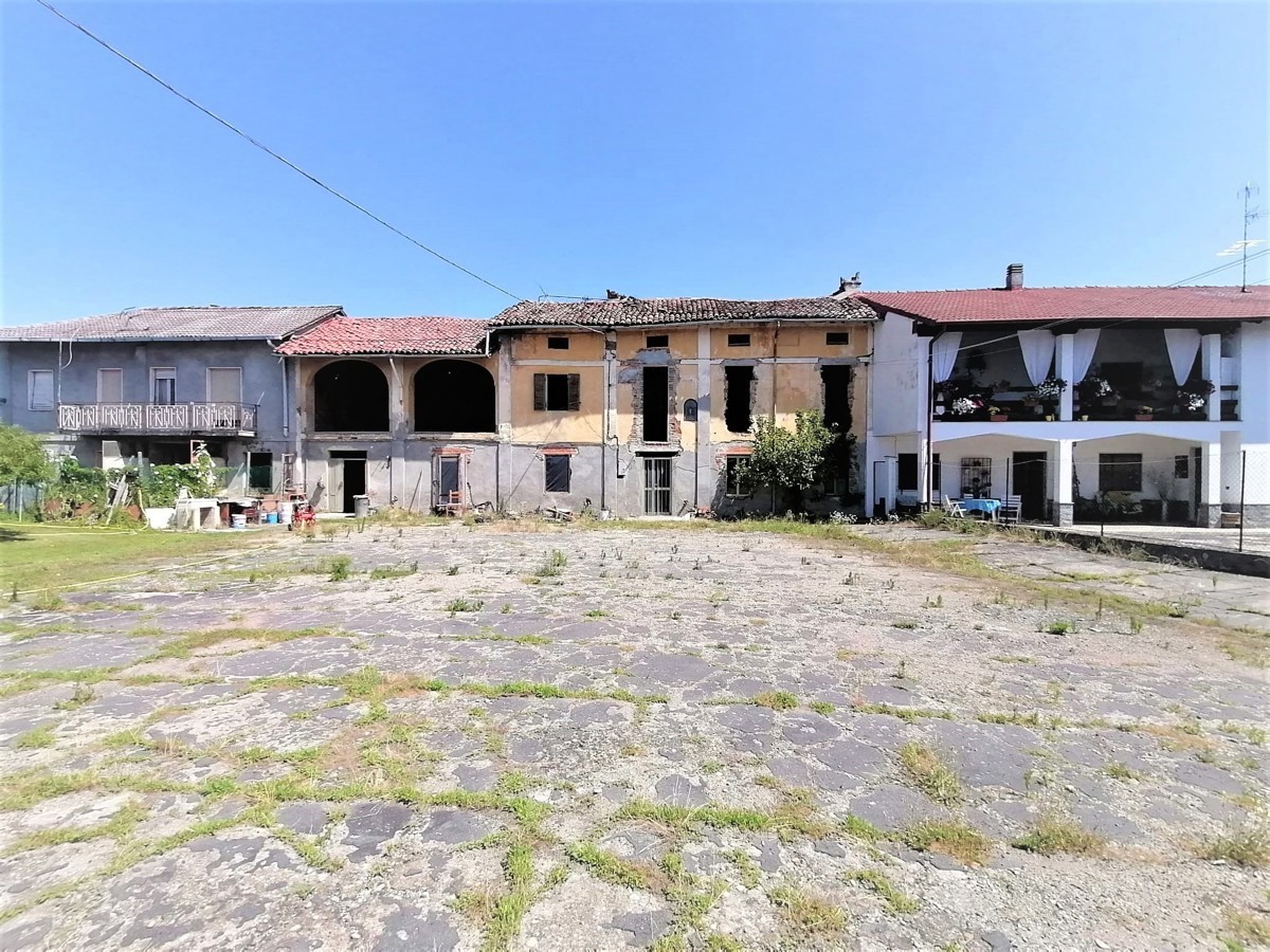 Casa indipendente con giardino in via adua 10, Pezzana