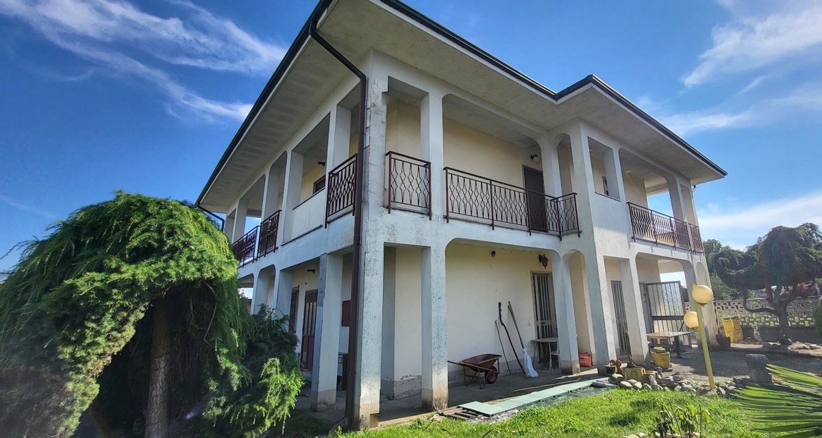 Villa con giardino in via magenta 4, Villata