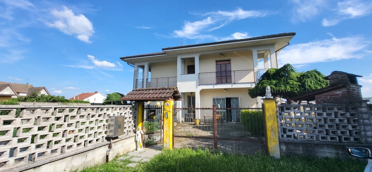 Villa con giardino in via magenta 4, Villata