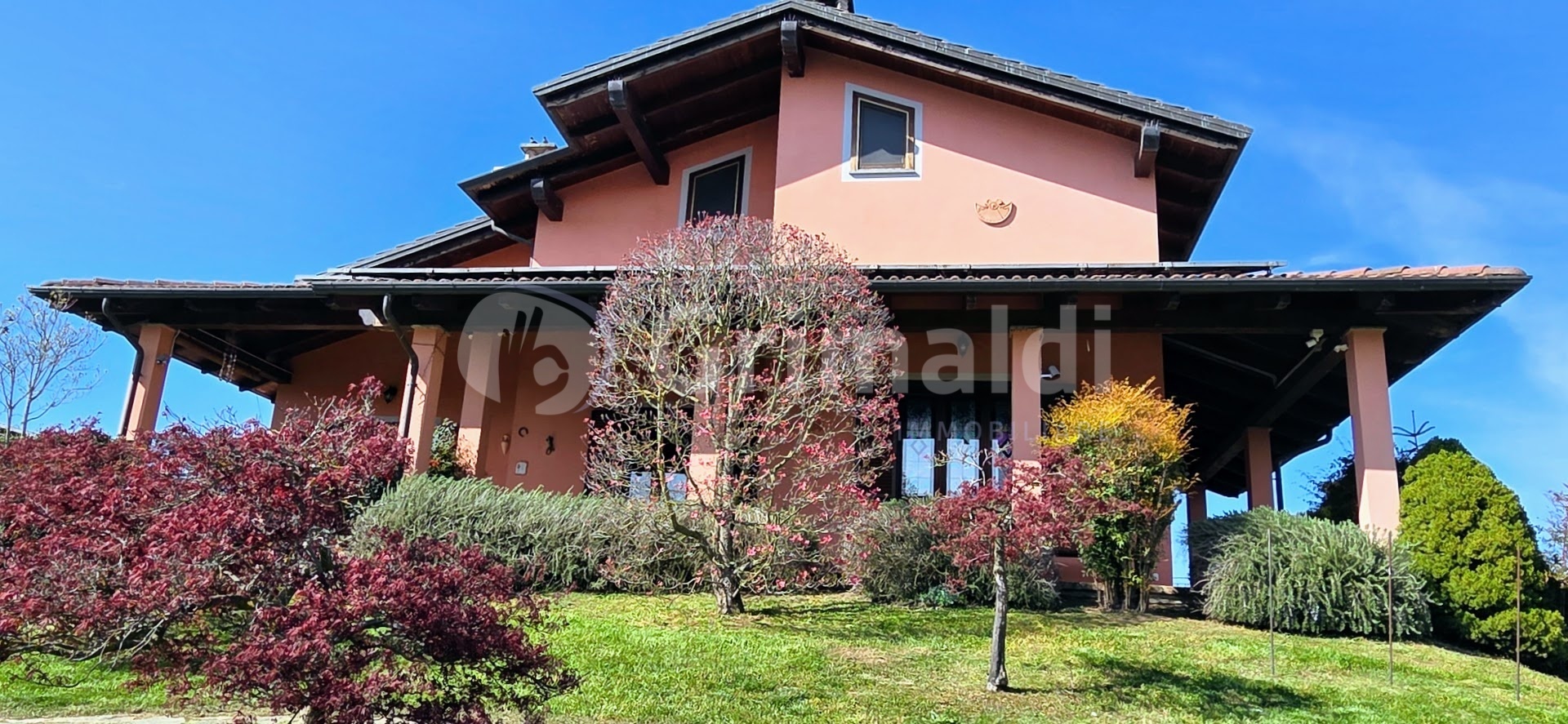 Villa con giardino a Pezzana