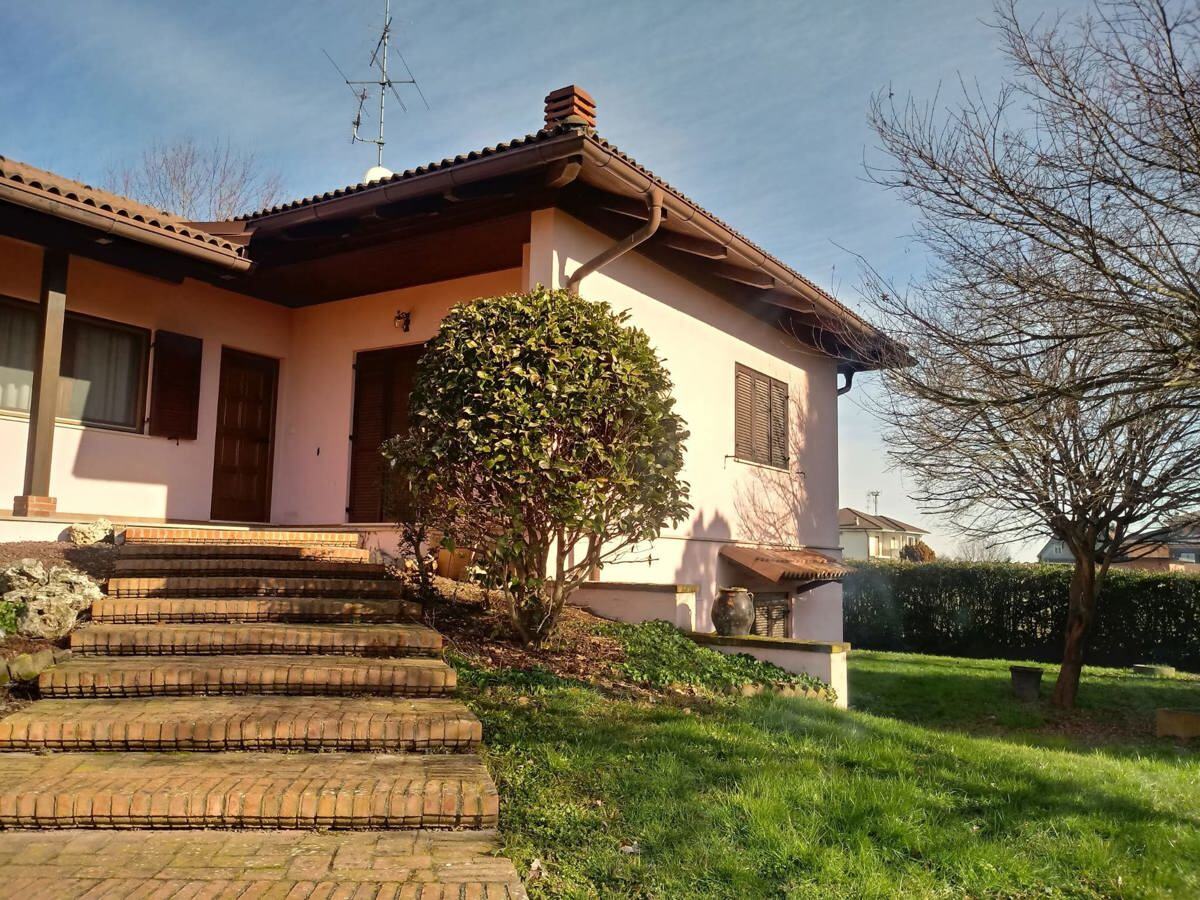 Casa indipendente con giardino in piazzale felice dardano 24a, Villata