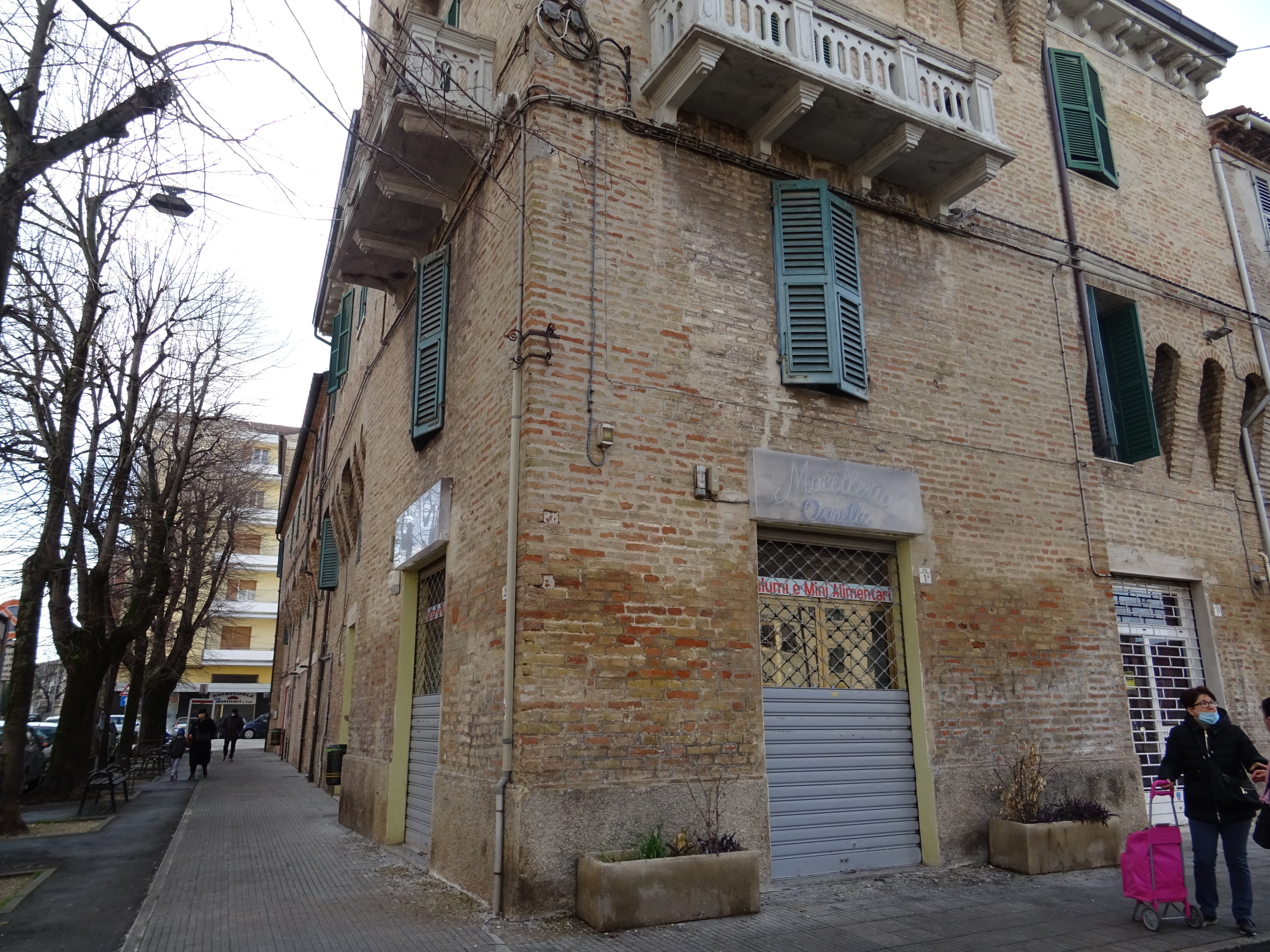 Locale commerciale da ristrutturare, Falconara Marittima castelferretti