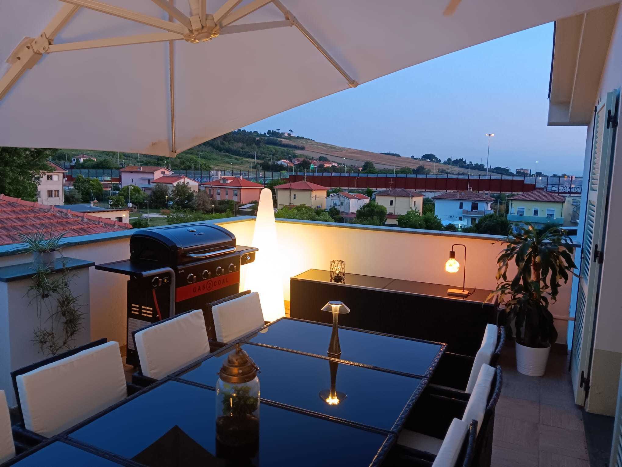 Casa indipendente con terrazzi in viale giordano bruno, Senigallia