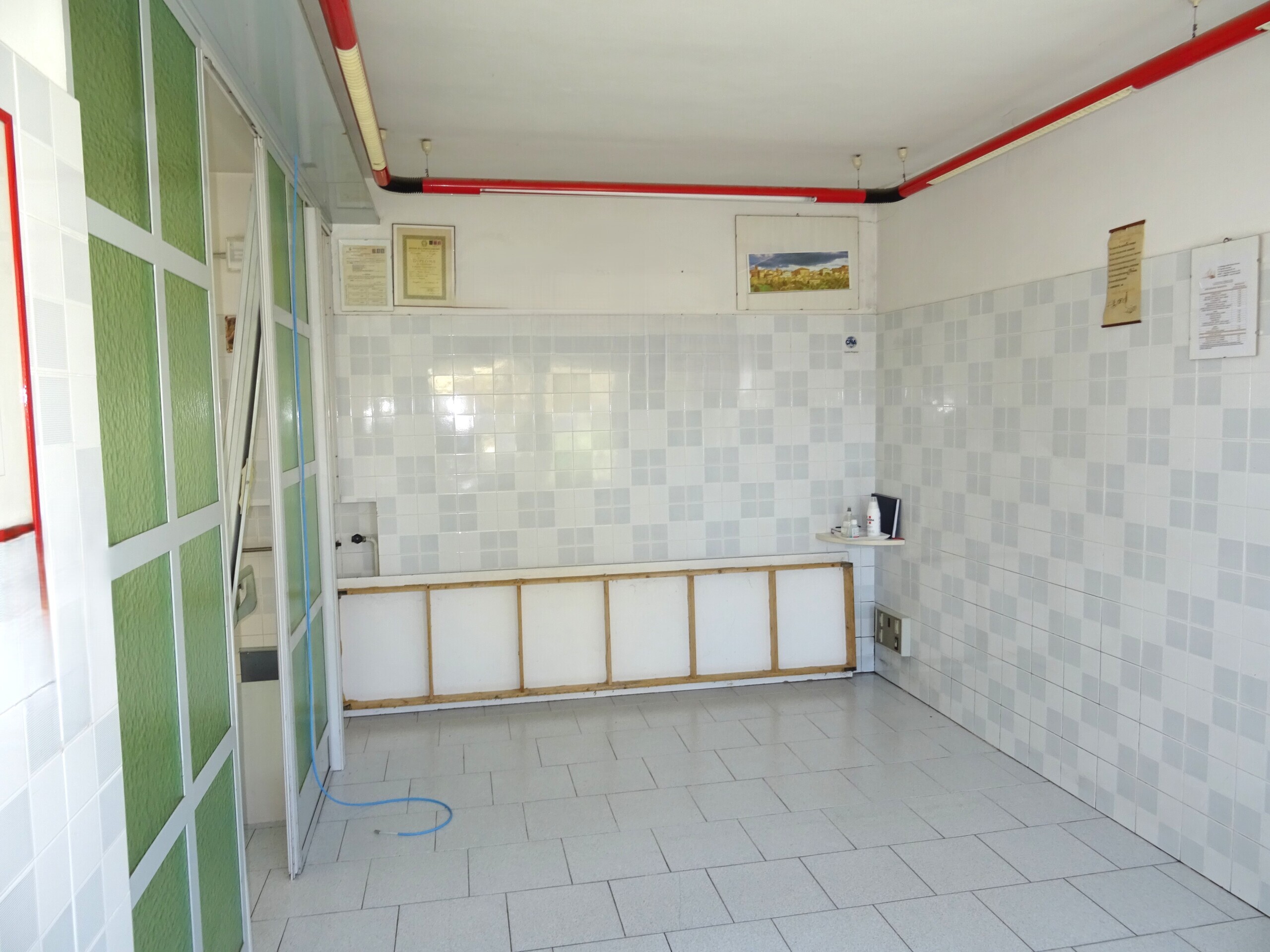 Locale commerciale in vendita a Ostra