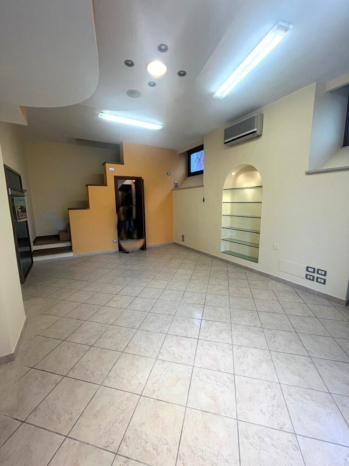 Locale commerciale in vendita a Senigallia