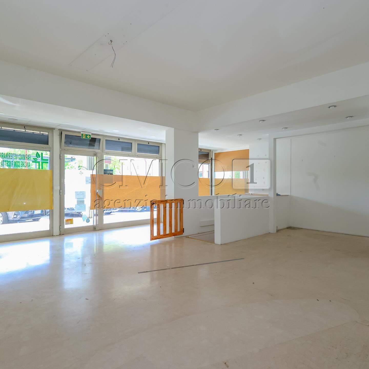 Locale commerciale in affitto in viale po, Rubano