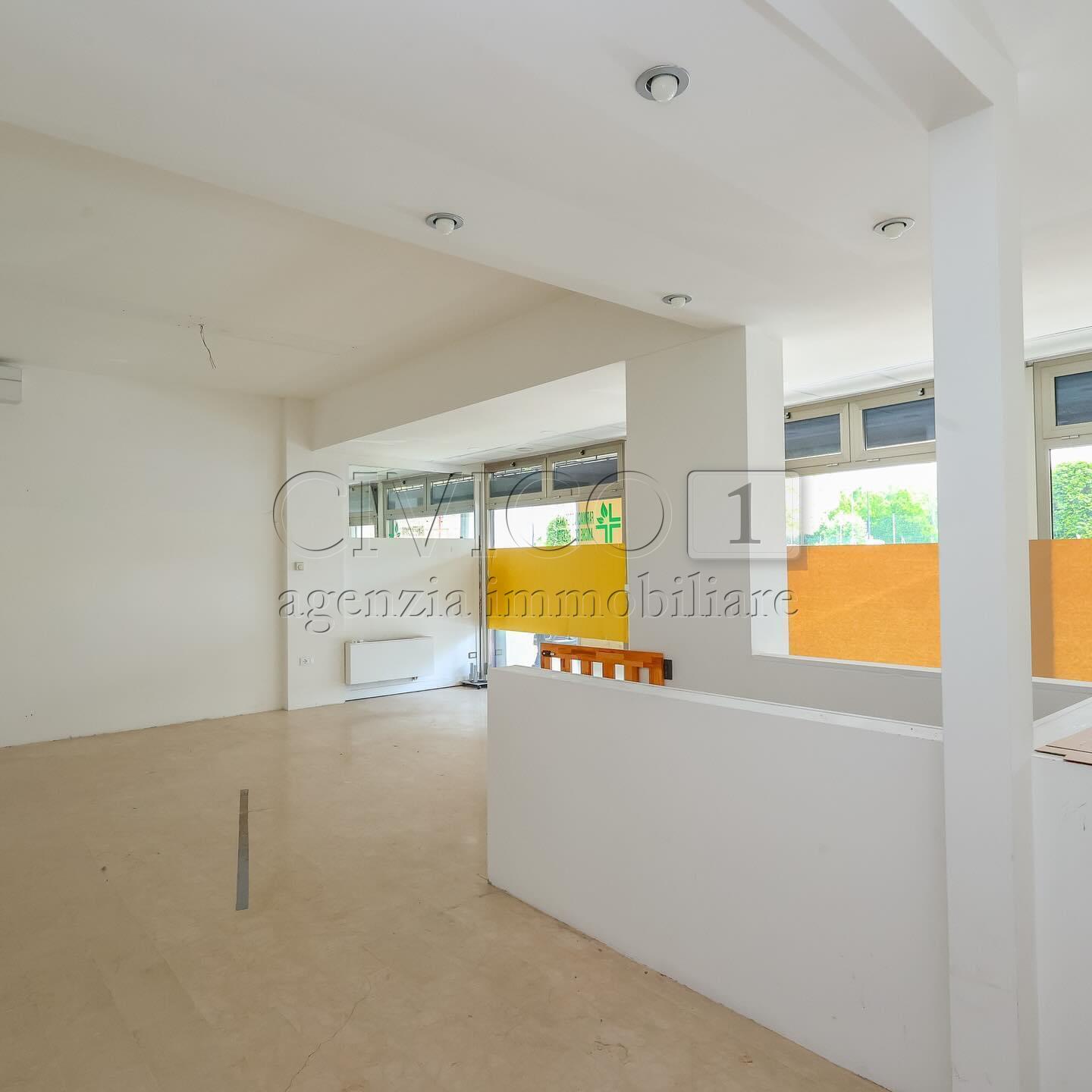 Locale commerciale in affitto in viale po, Rubano