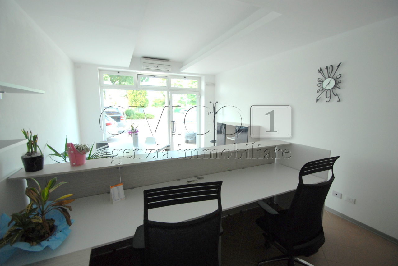 Locale commerciale in affitto in via chiesanuova, Padova