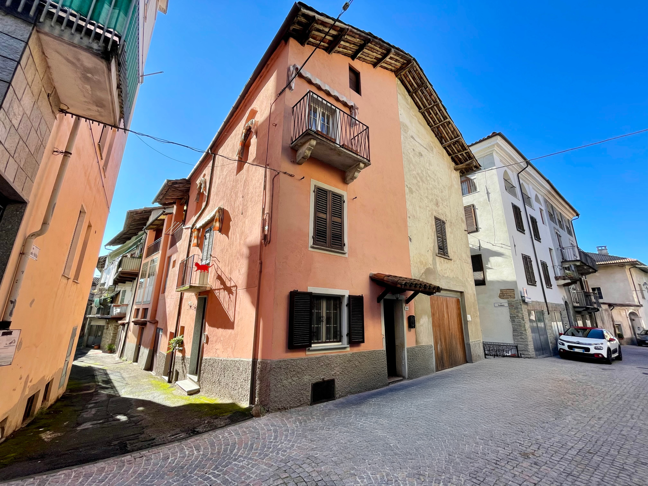 Casa indipendente con terrazzo in via cavour 14, Farigliano