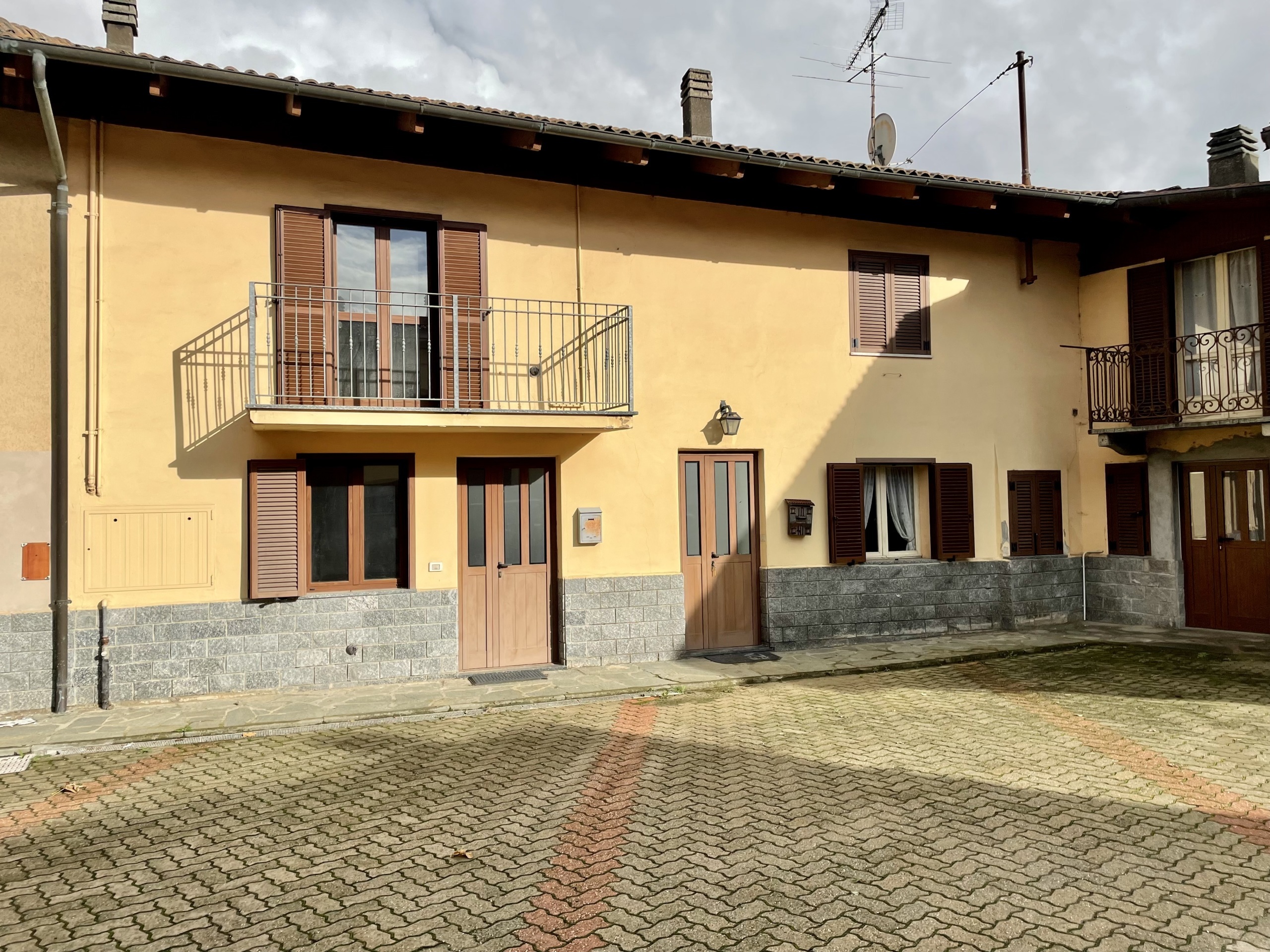 Casa indipendente in vendita in via g. tibaldi 49, Serravalle Langhe