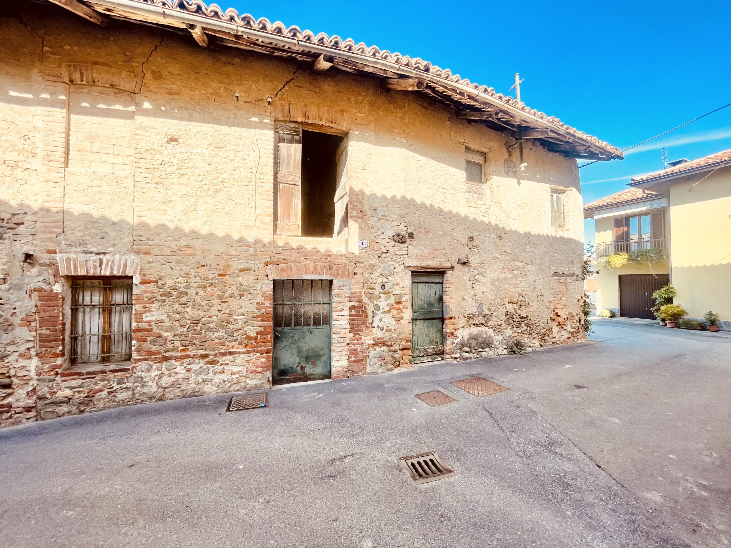 Casa indipendente da ristrutturare in castelletto 30, Castiglione Falletto