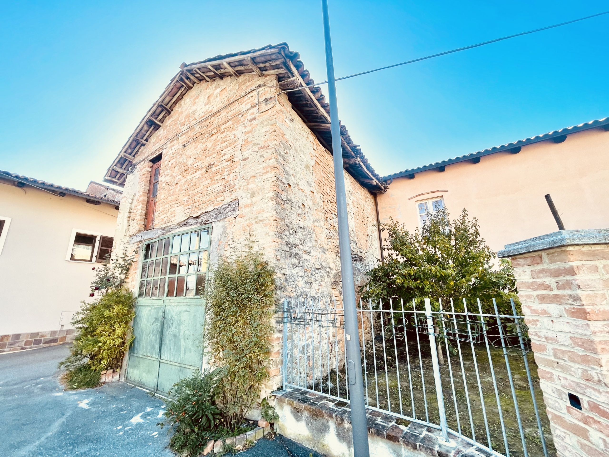 Casa indipendente da ristrutturare in castelletto 30, Castiglione Falletto