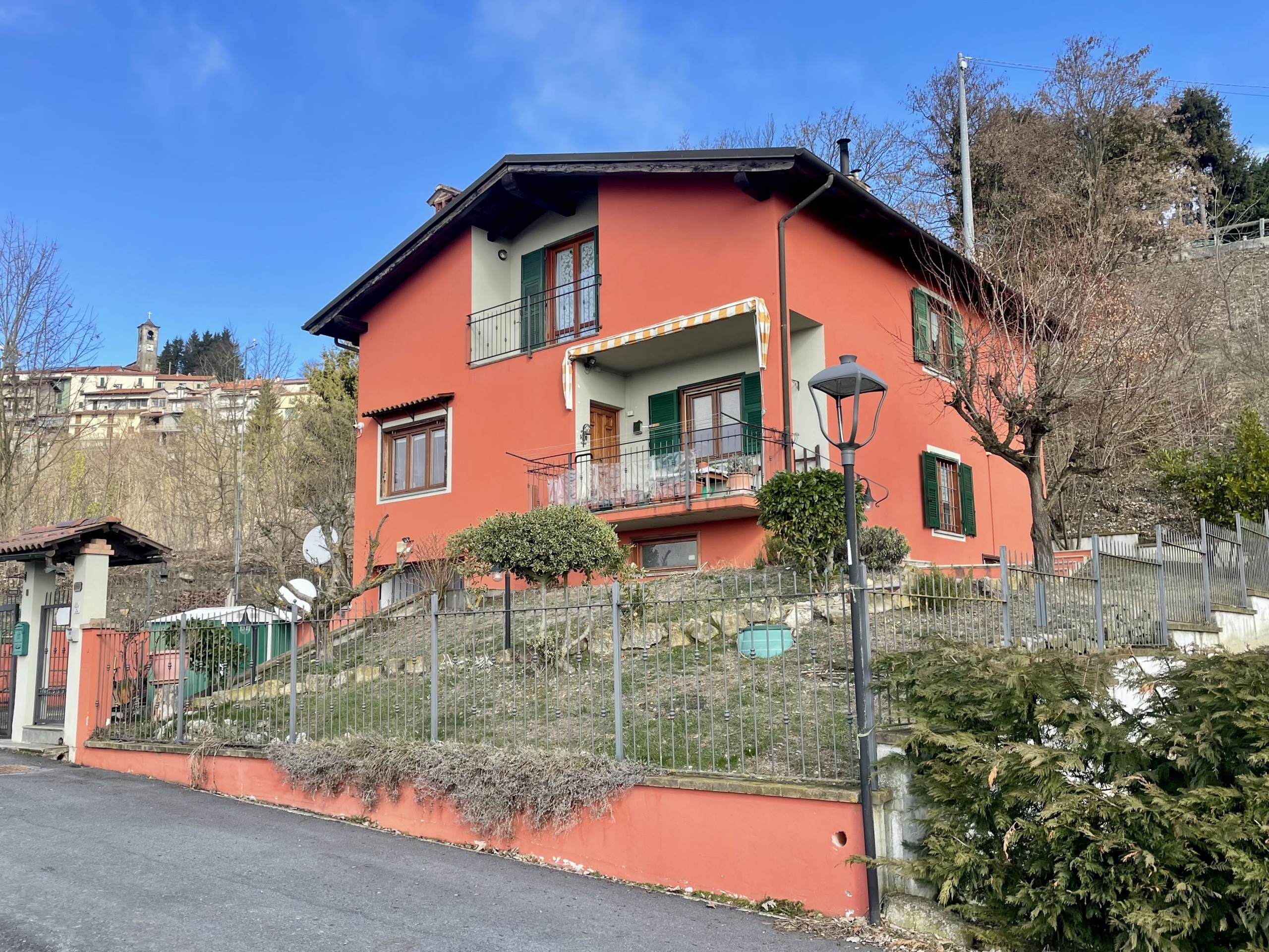 Villa con giardino in via arezzana 8, Mombarcaro