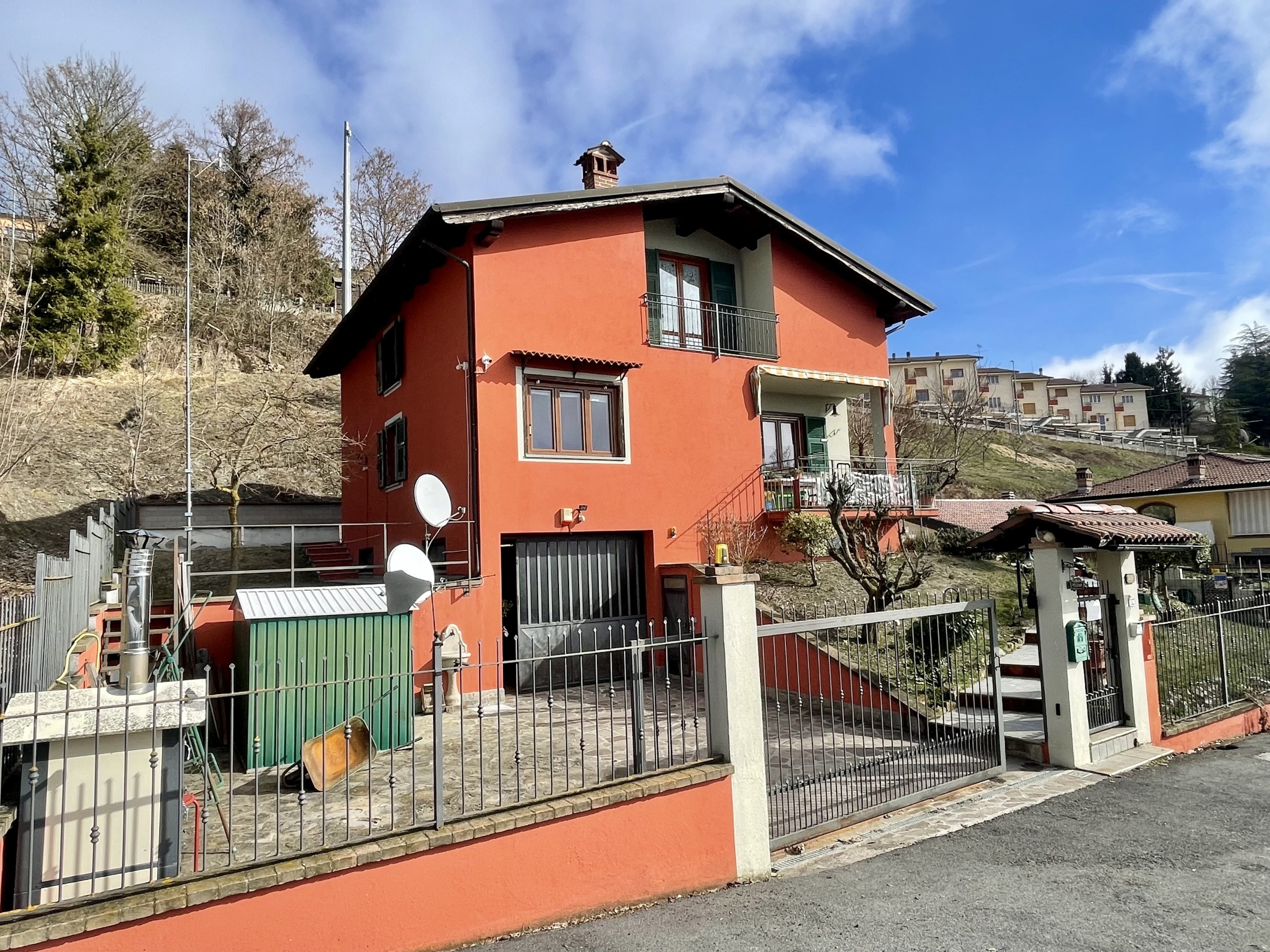 Villa con giardino in via arezzana 8, Mombarcaro