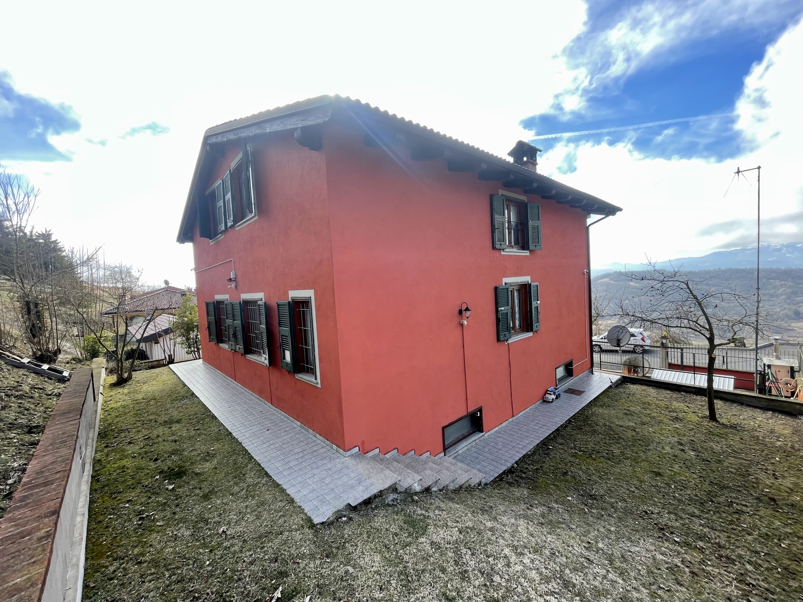 Villa con giardino in via arezzana 8, Mombarcaro