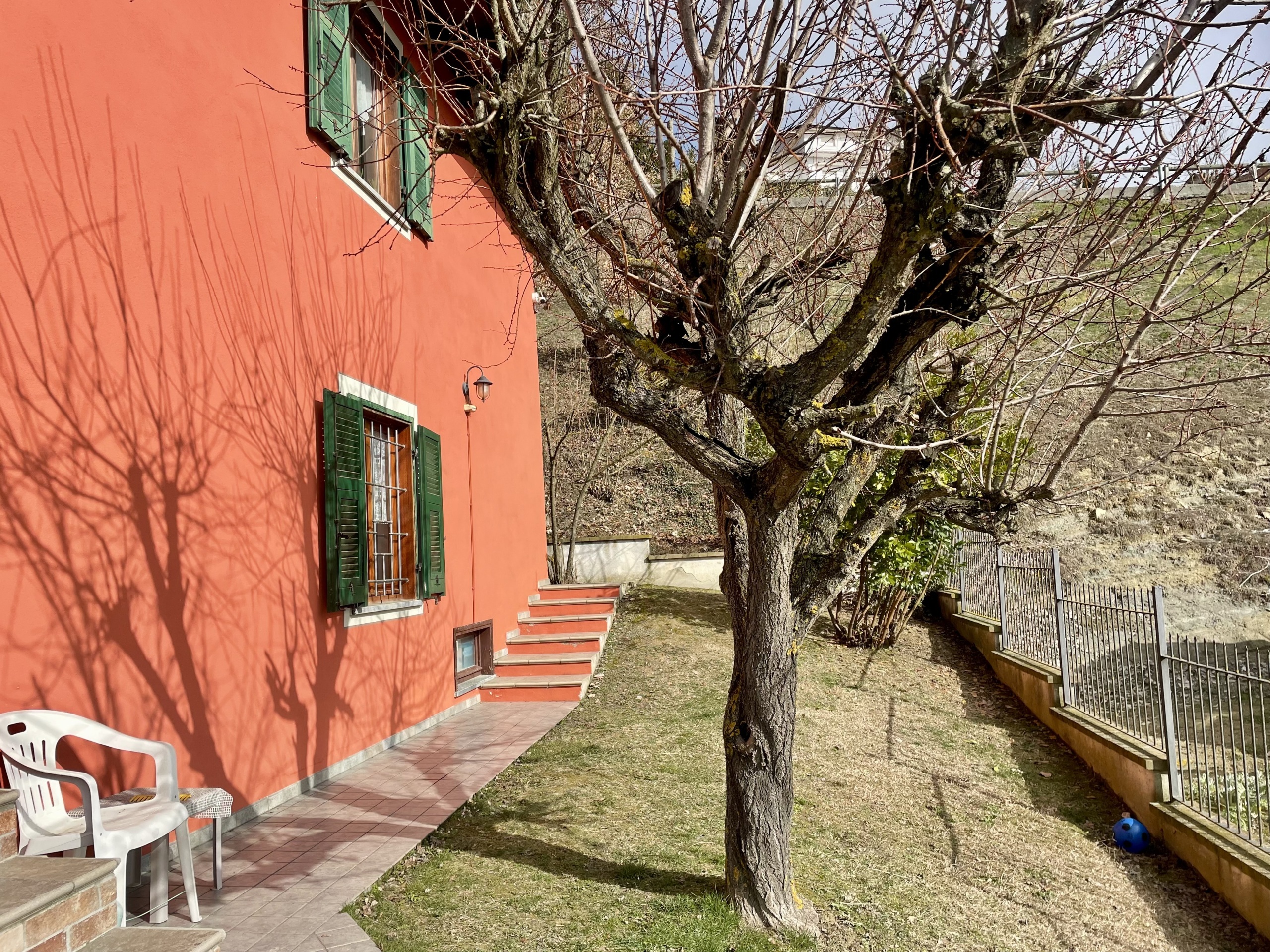 Villa con giardino in via arezzana 8, Mombarcaro