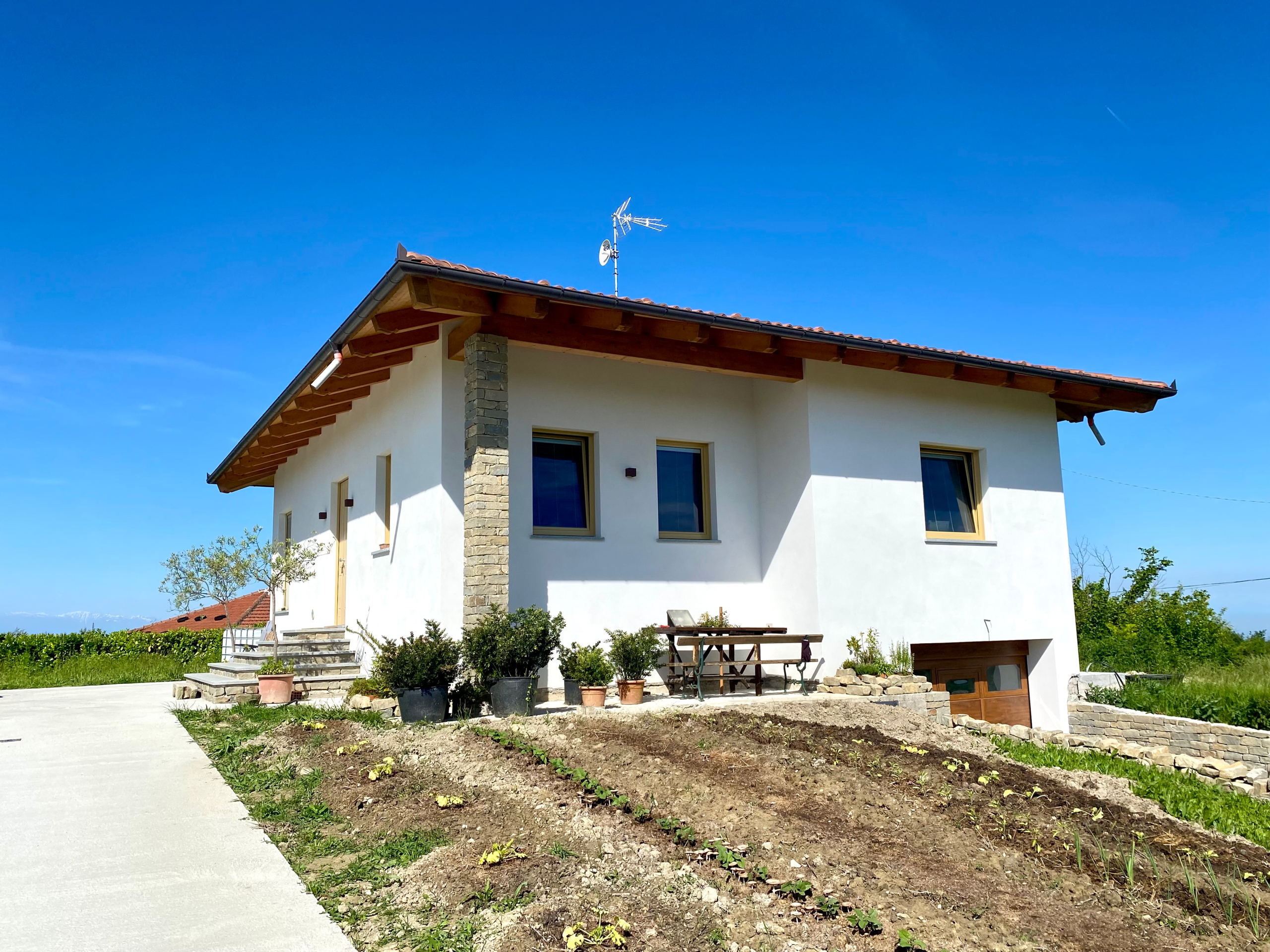 Casa indipendente con giardino in localit� coste baraccone 5, Serravalle Langhe