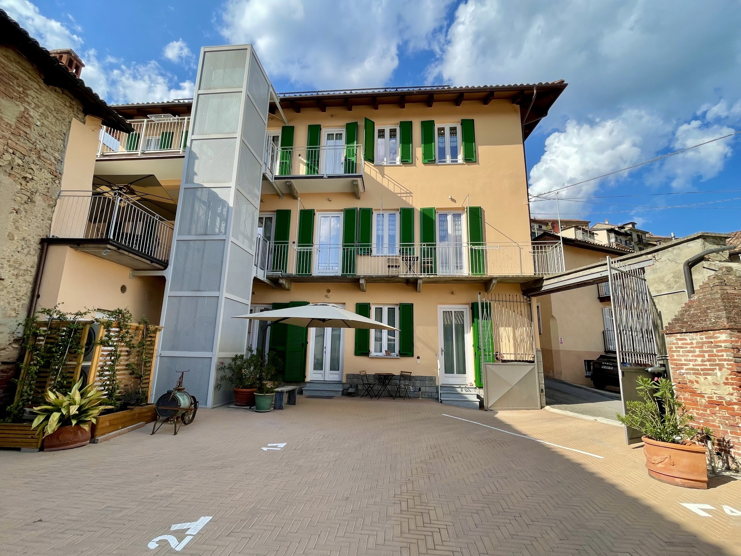 Stabile/Palazzo con terrazzi in via g. marconi 10, La Morra