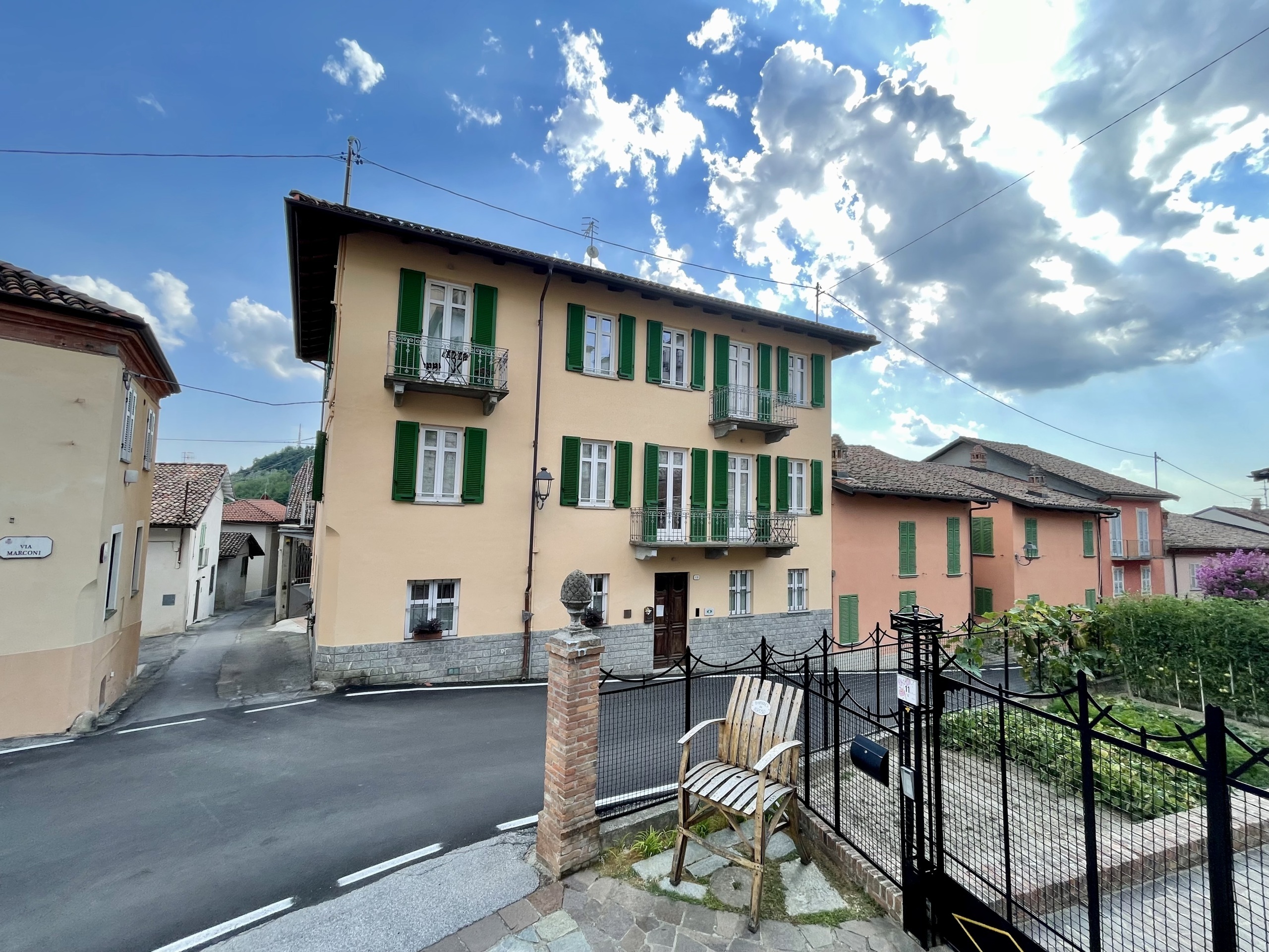Stabile/Palazzo con terrazzi in via g. marconi 10, La Morra