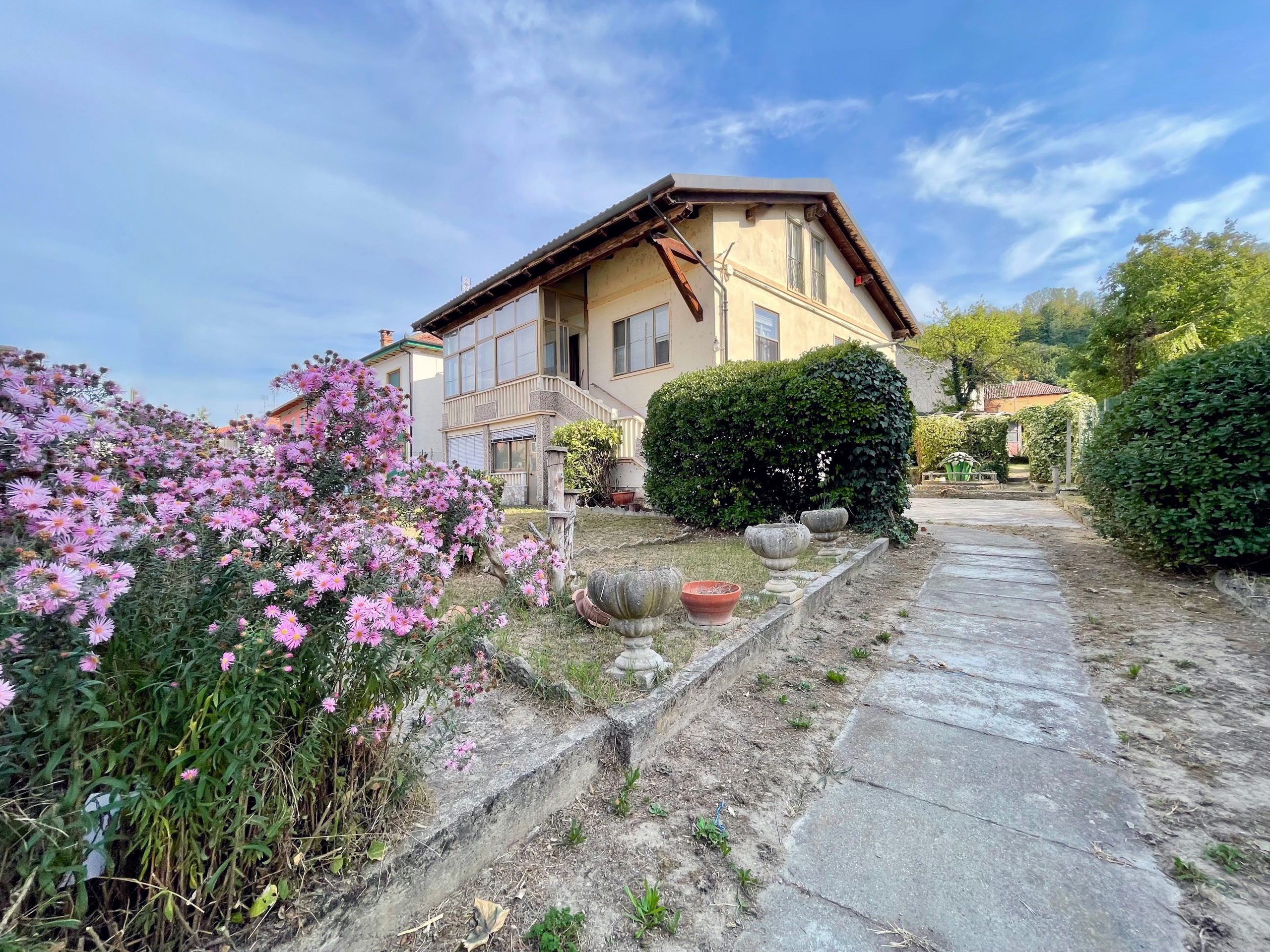 Casa indipendente con giardino in via generale filippo martinengo 52, Dogliani