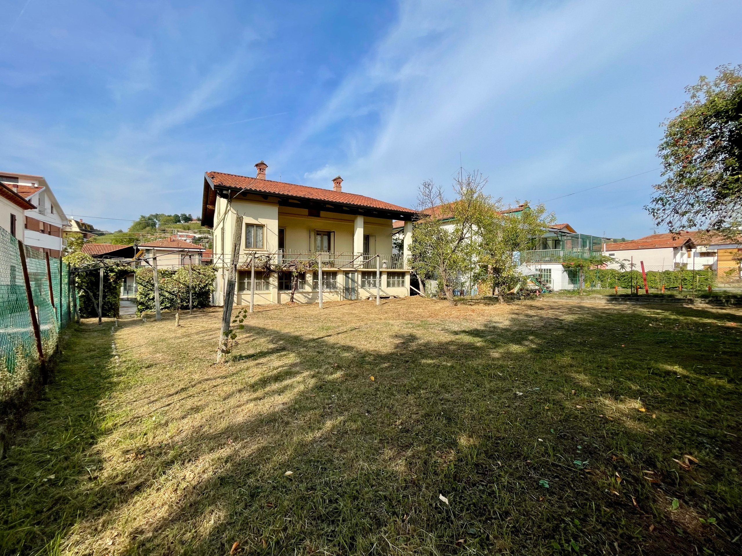 Casa indipendente con giardino in via generale filippo martinengo 52, Dogliani