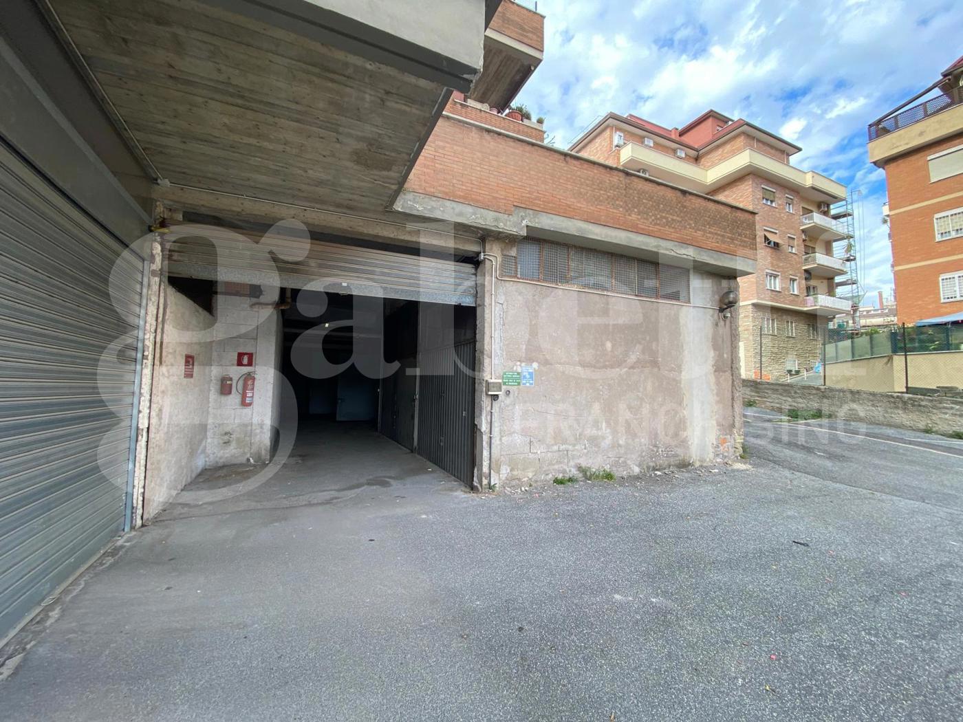 Box/Garage 21mq in vendita a Roma