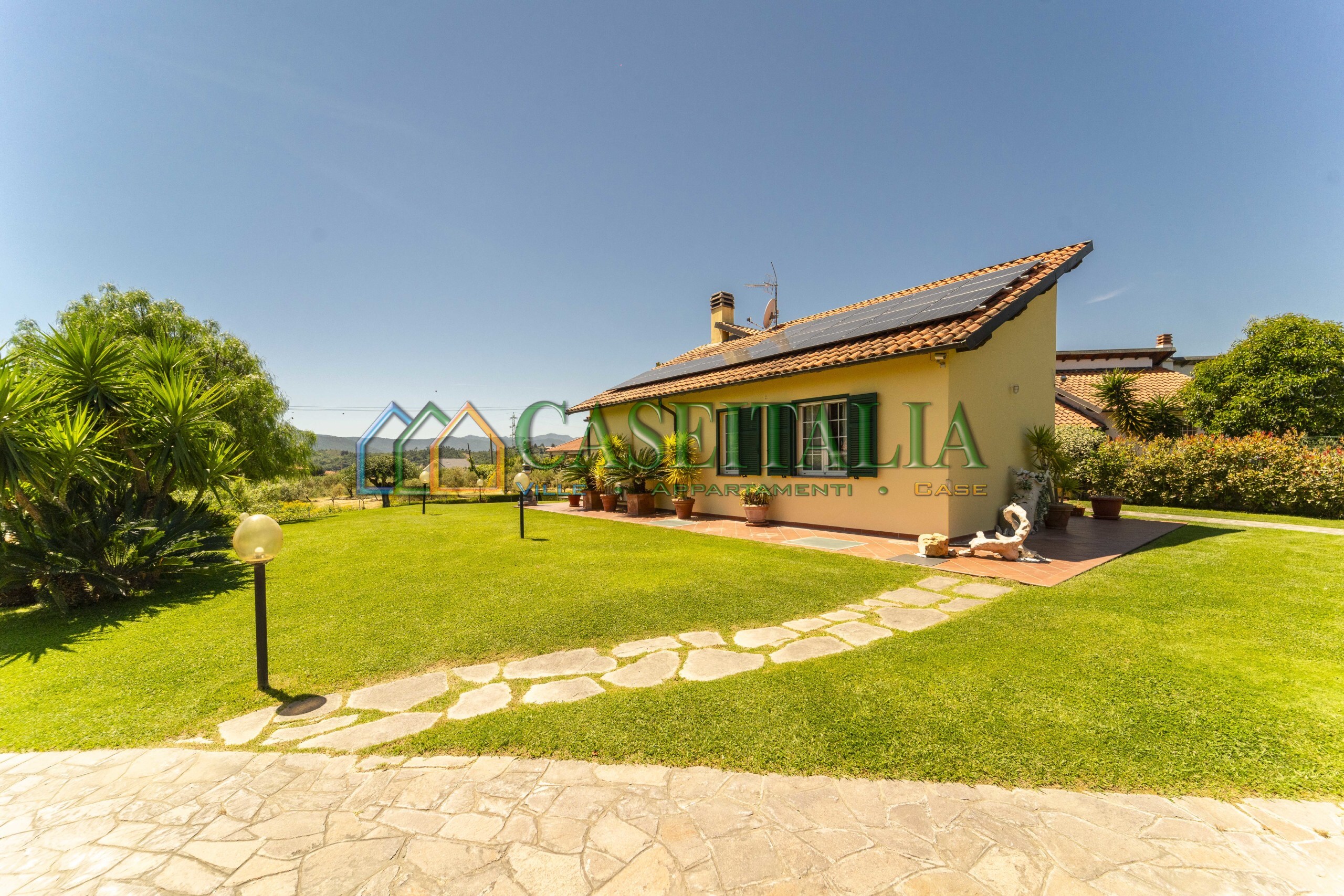Casa indipendente con giardino a Cisano sul Neva